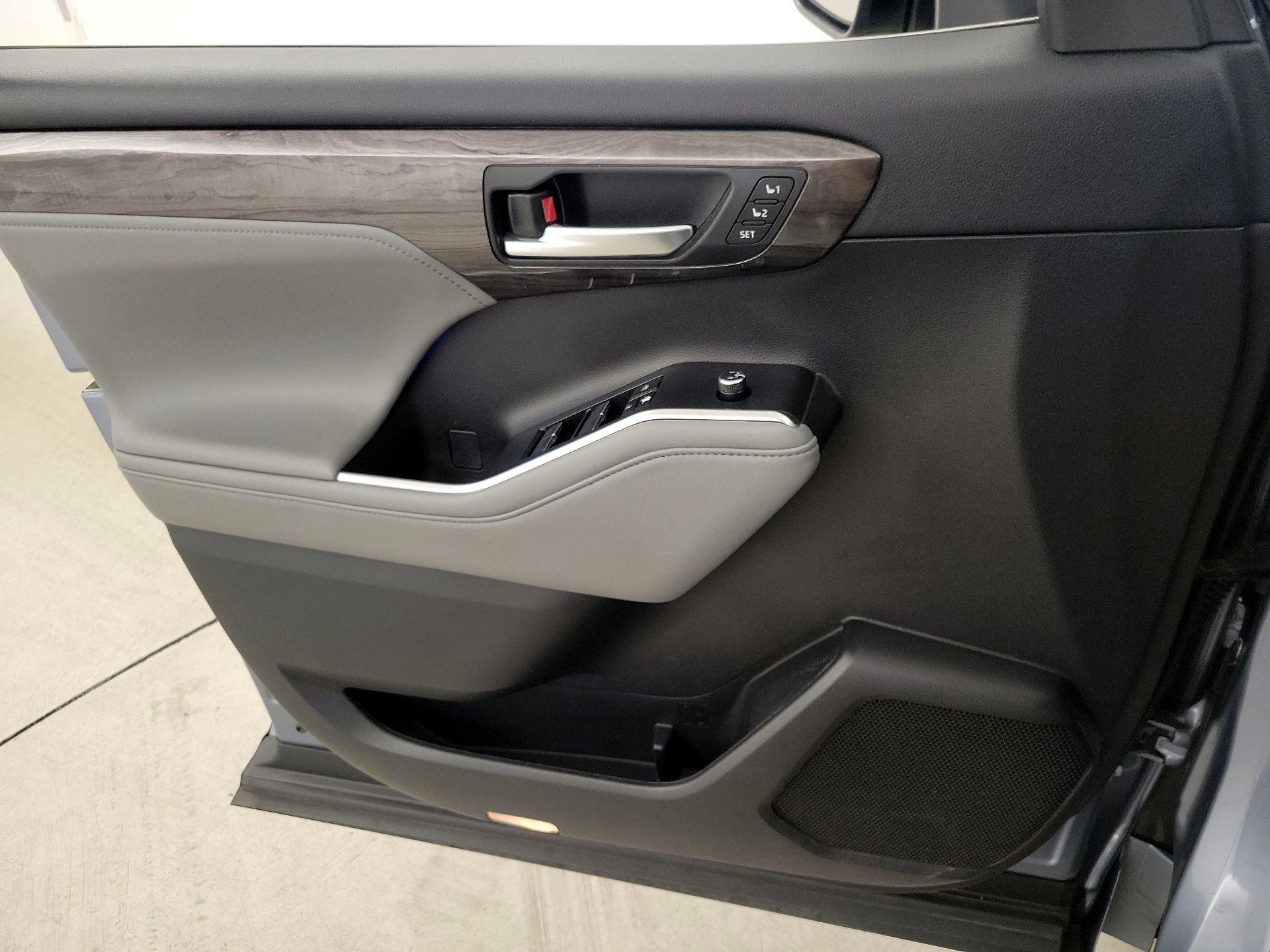 Thumbnail: 2022 Toyota Highlander - 12