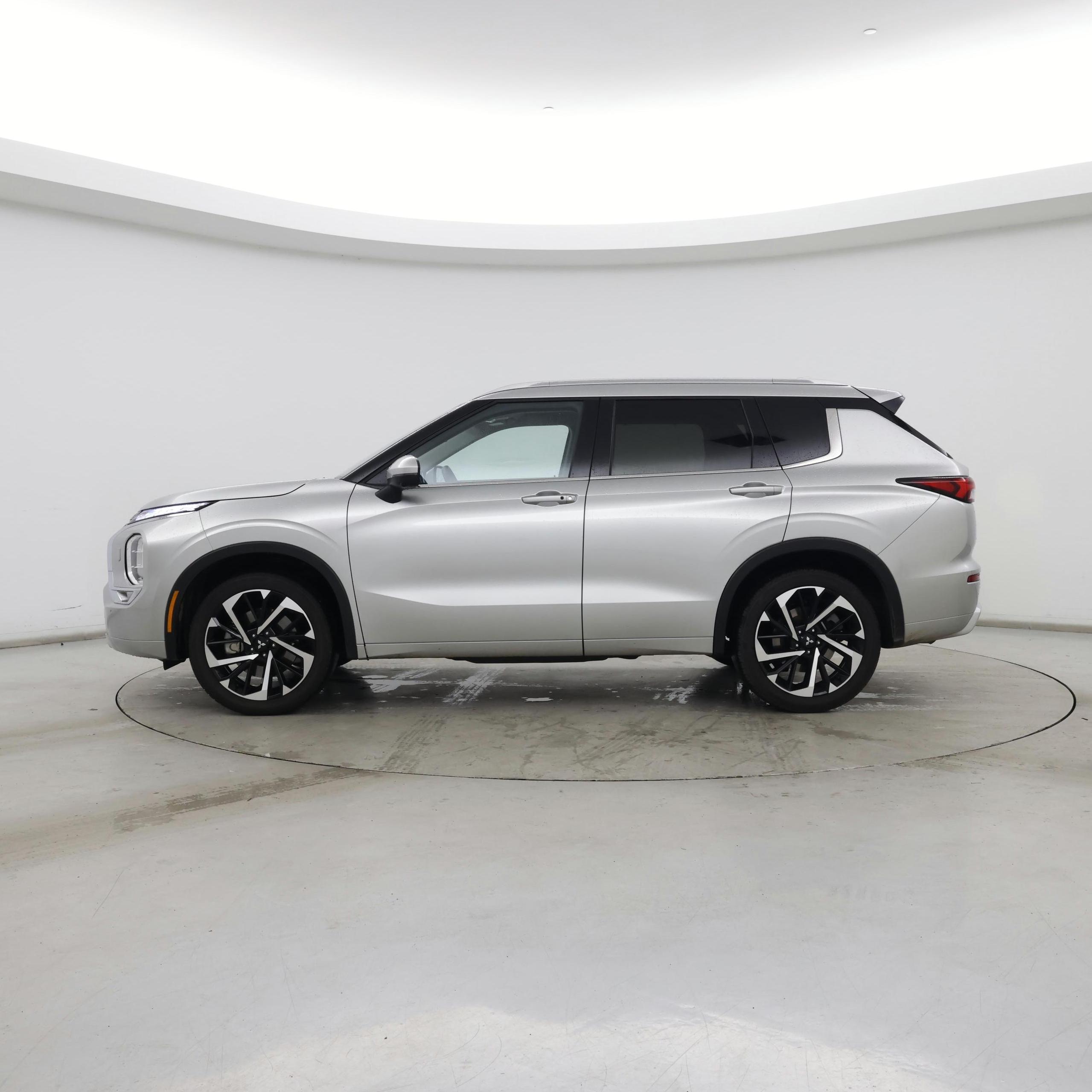 Thumbnail: 2024 Mitsubishi Outlander - 3