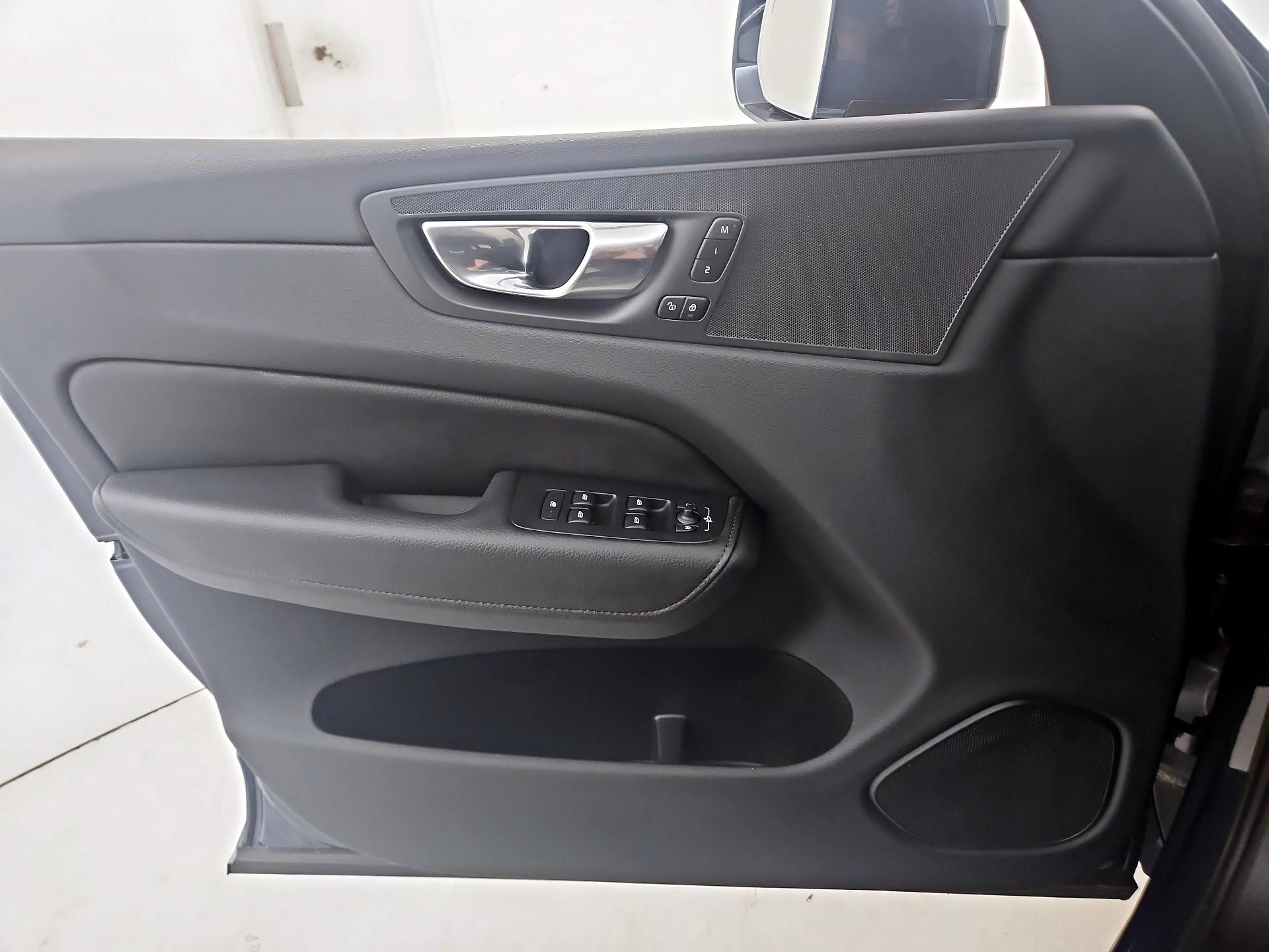 Thumbnail: 2022 Volvo XC60 - 12
