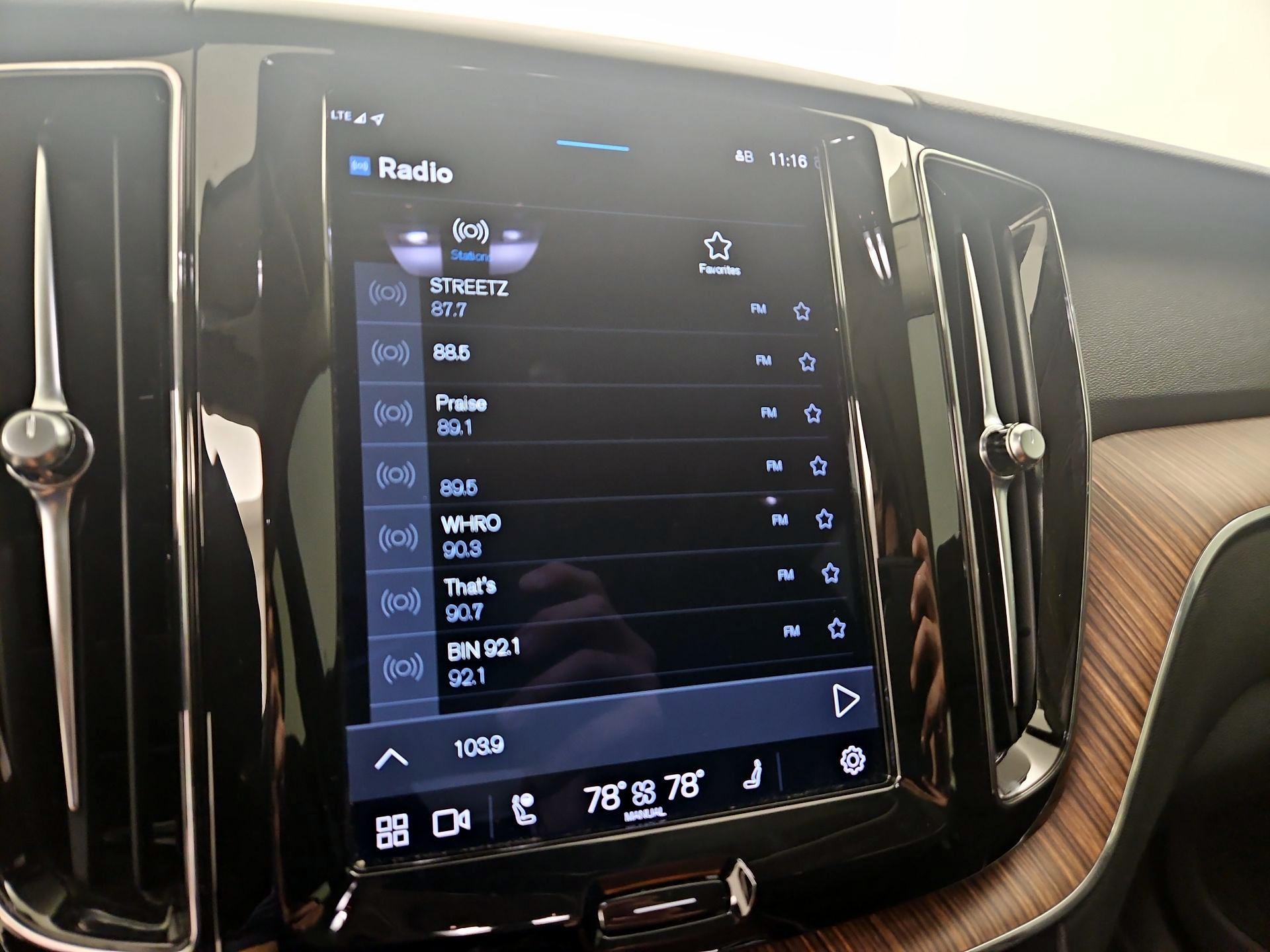 Thumbnail: 2022 Volvo XC60 - 16