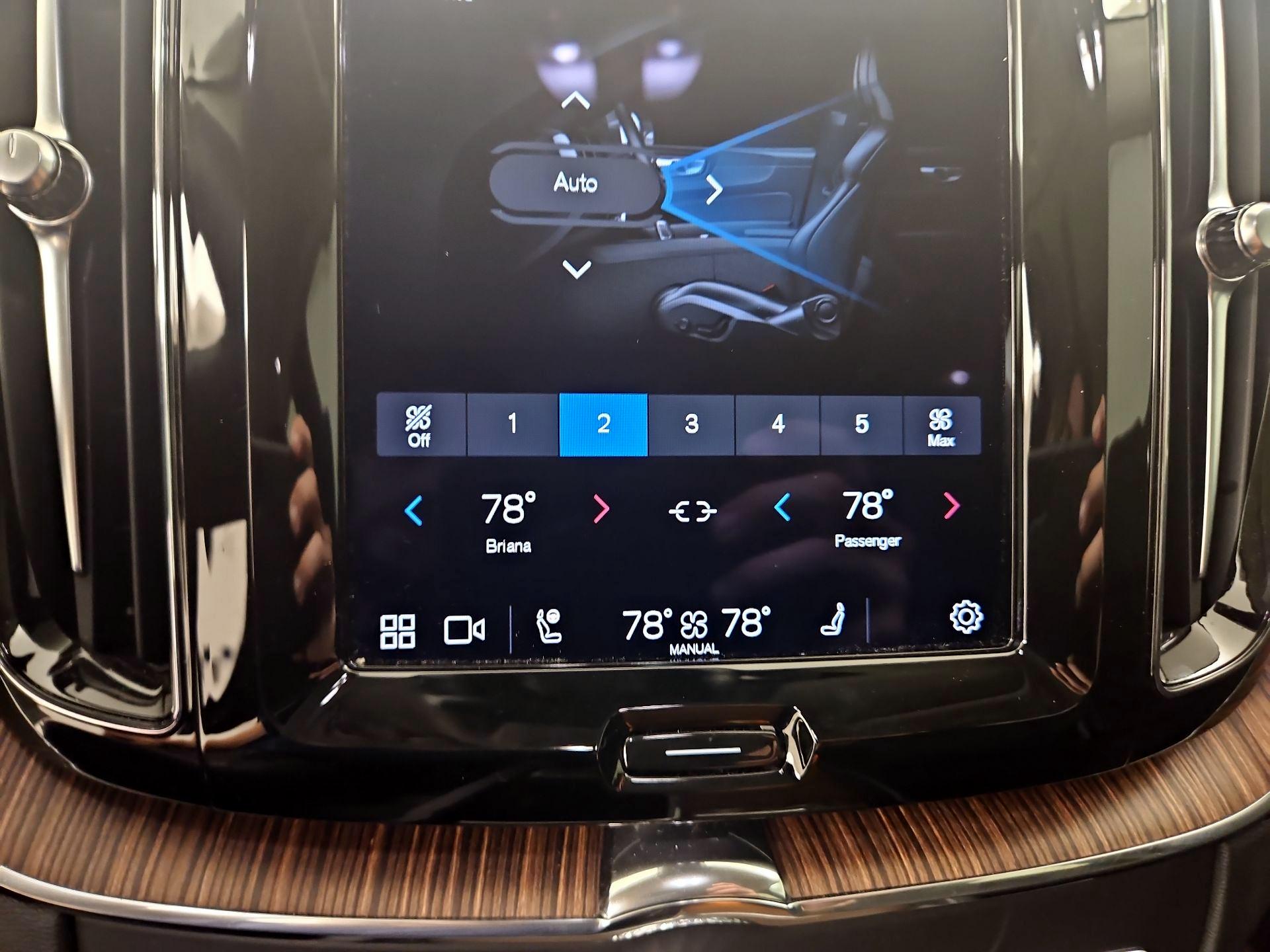 Thumbnail: 2022 Volvo XC60 - 17
