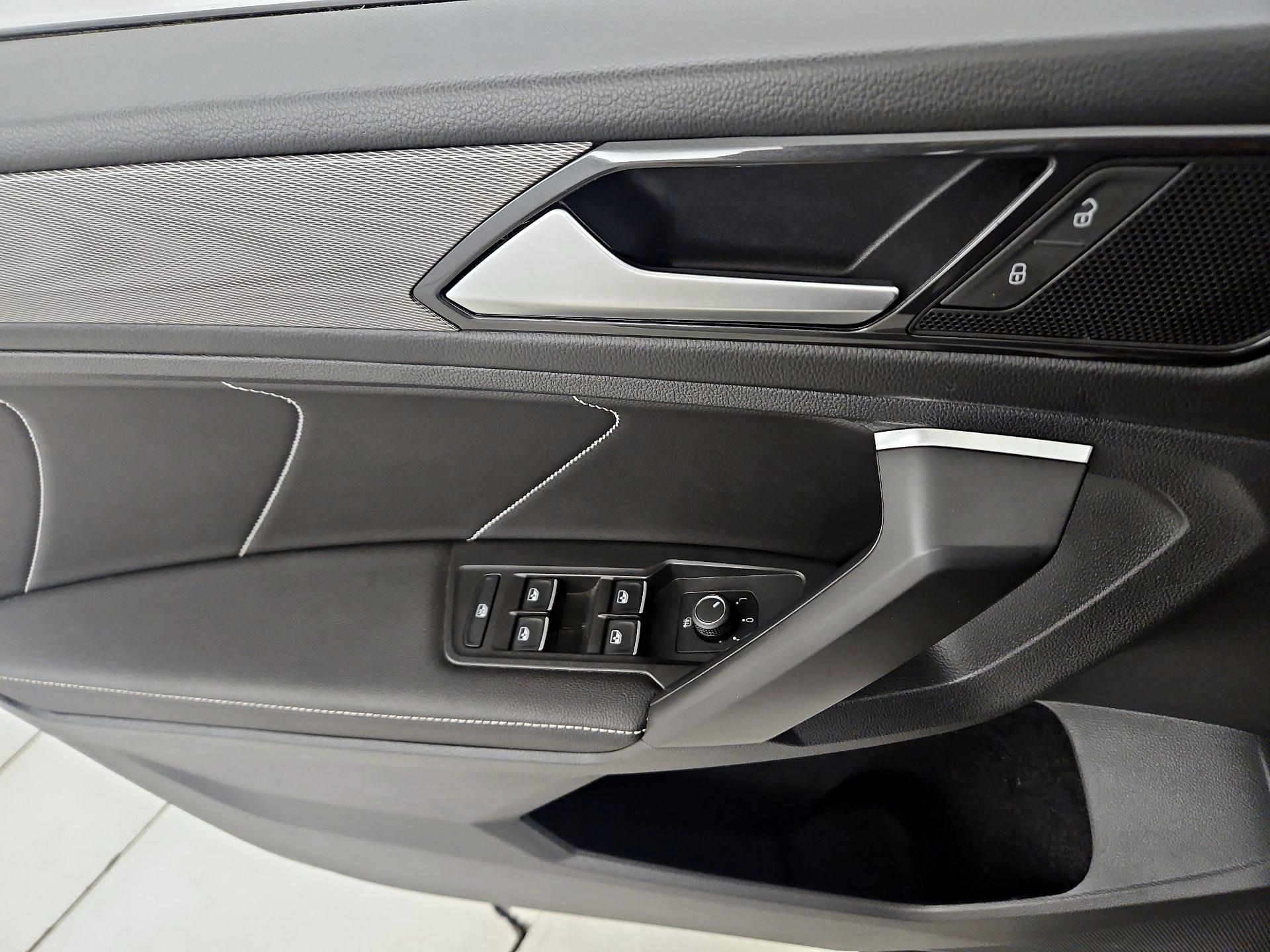 Thumbnail: 2022 Volkswagen Tiguan - 12