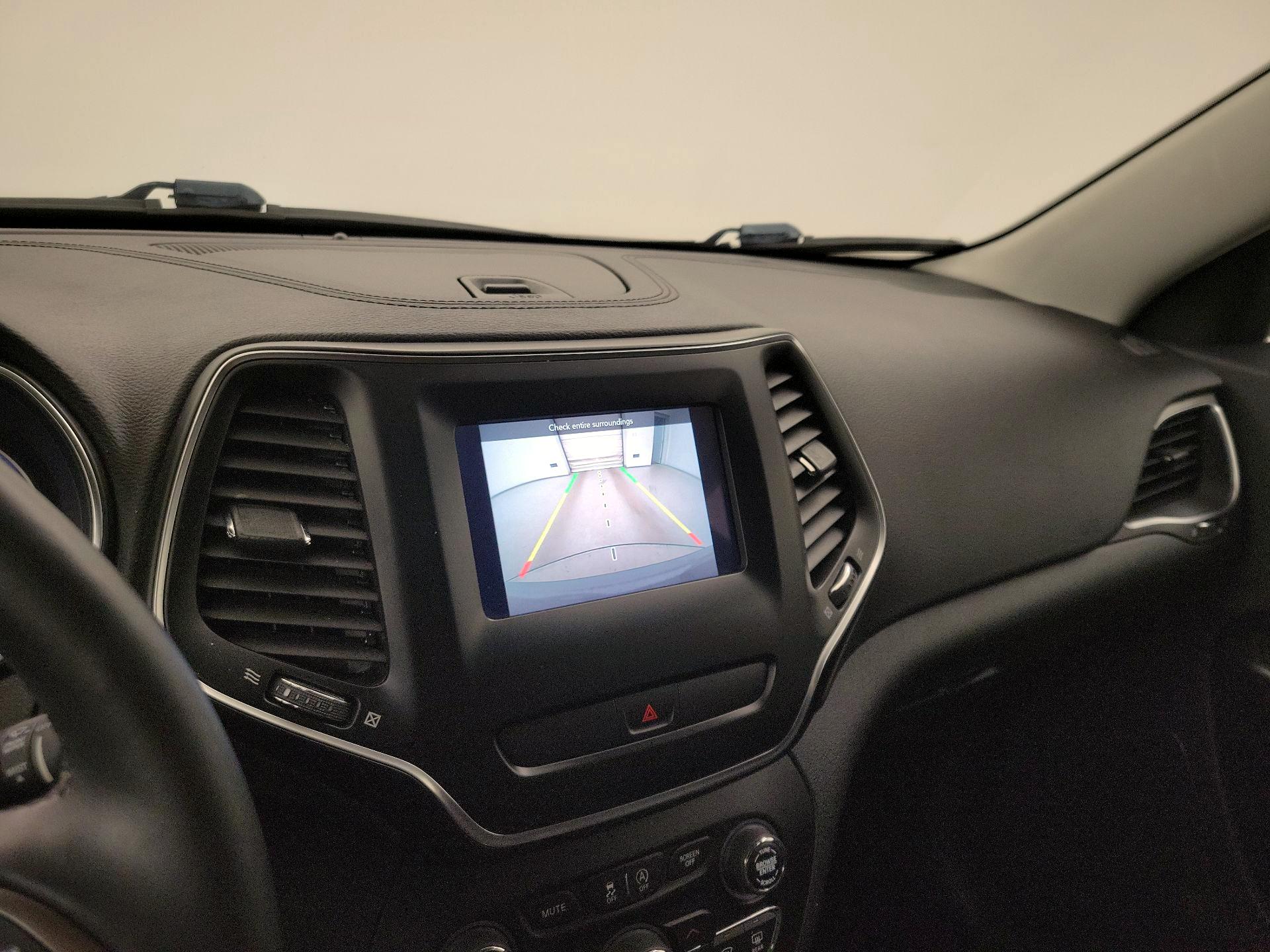 Thumbnail: 2019 Jeep Cherokee - 14