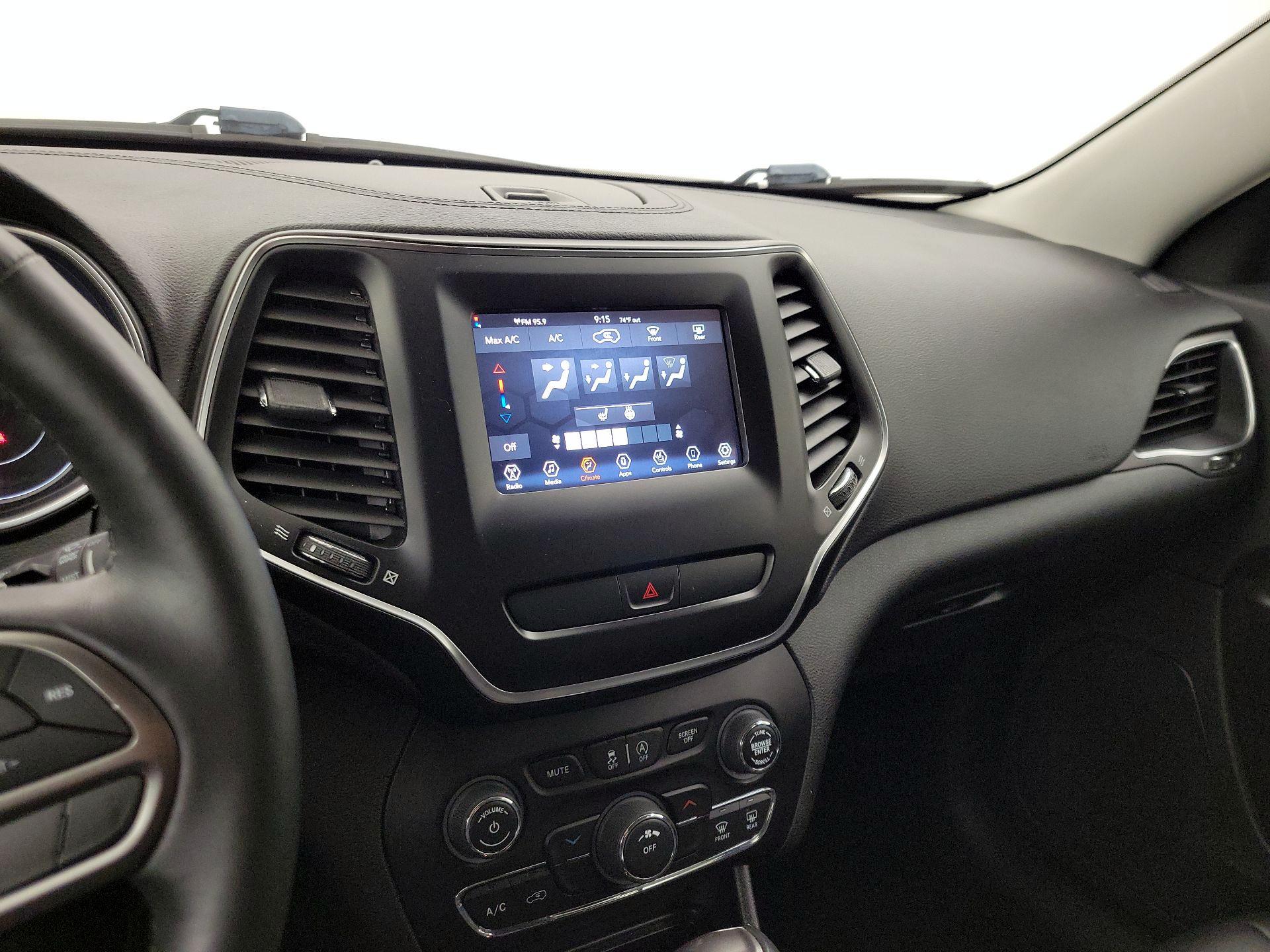 Thumbnail: 2019 Jeep Cherokee - 16