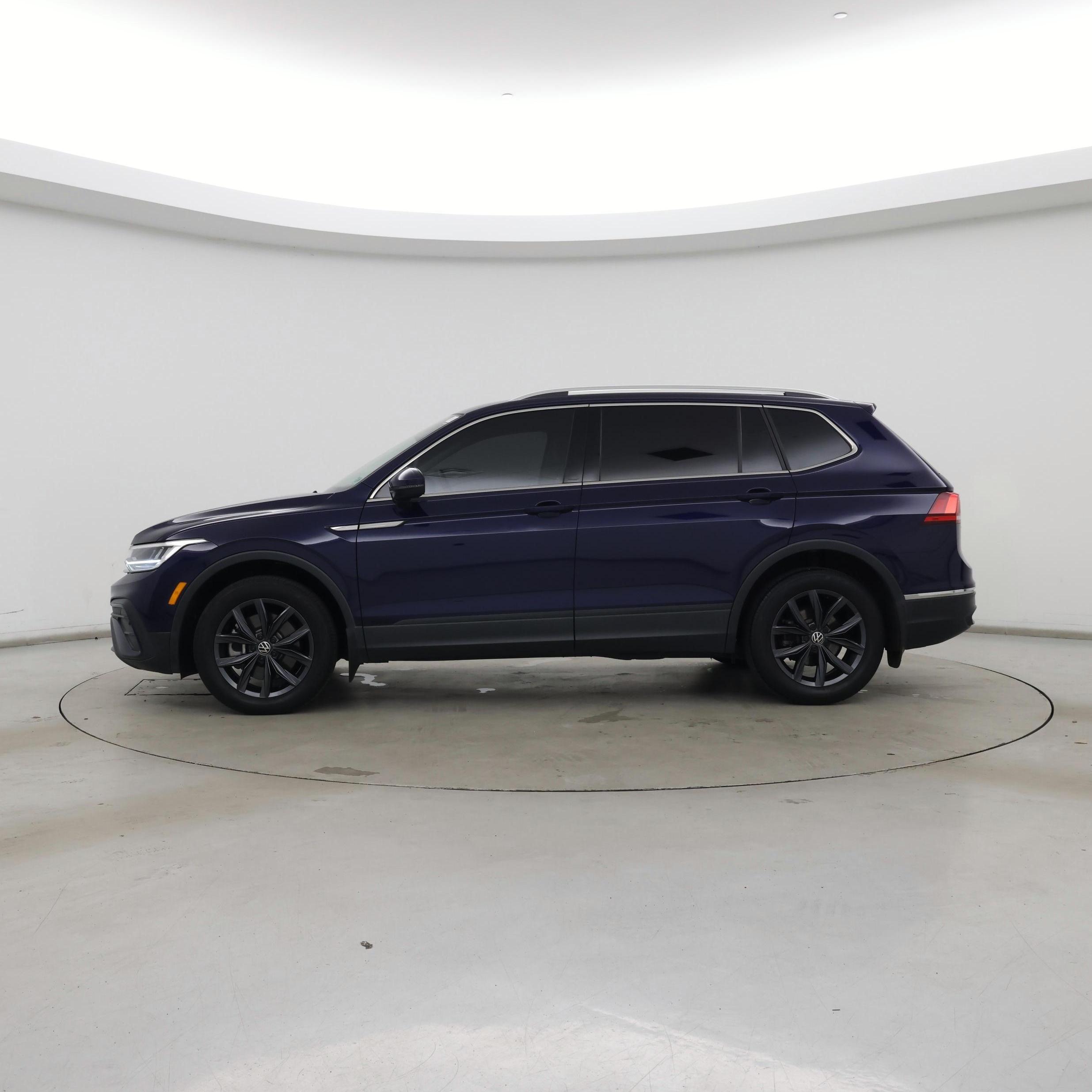Thumbnail: 2023 Volkswagen Tiguan - 3