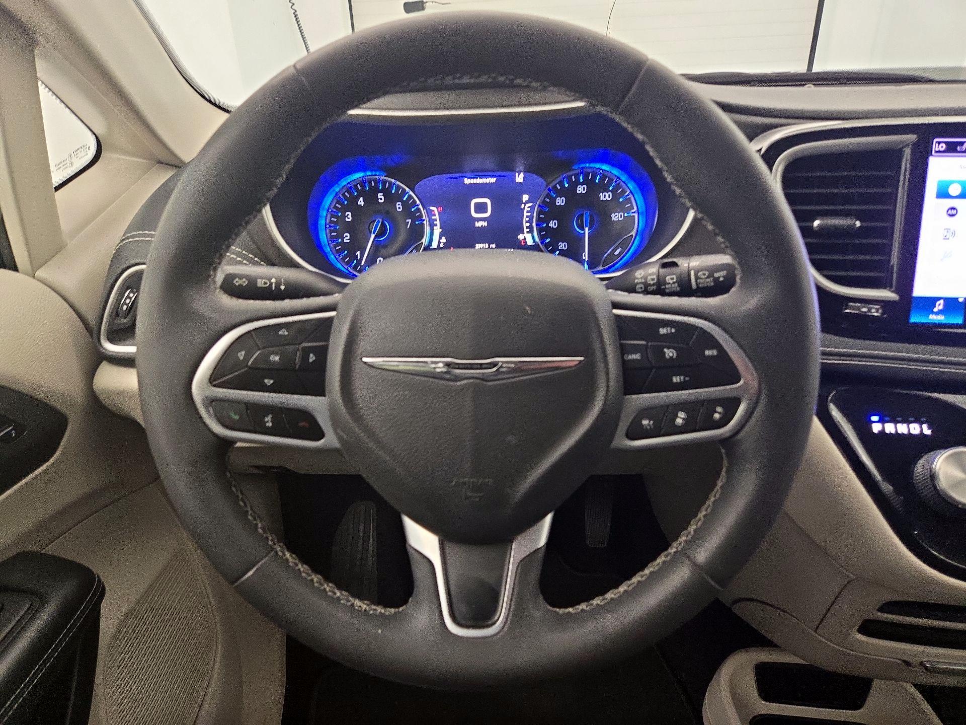 Thumbnail: 2022 Chrysler Pacifica - 10