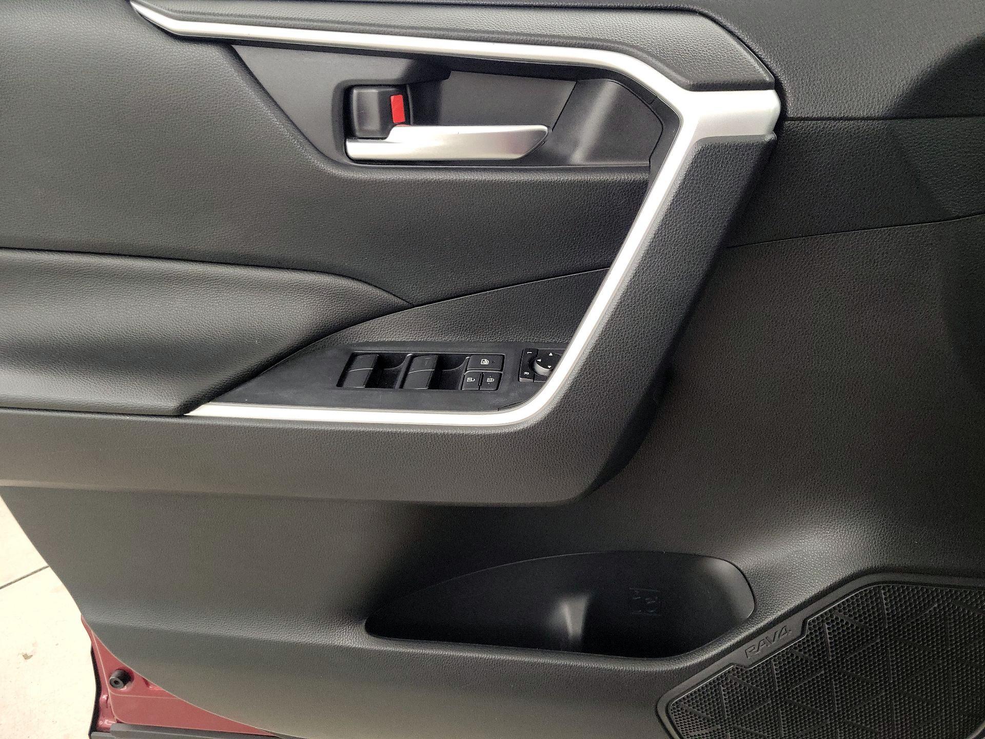 Thumbnail: 2020 Toyota RAV4 - 12