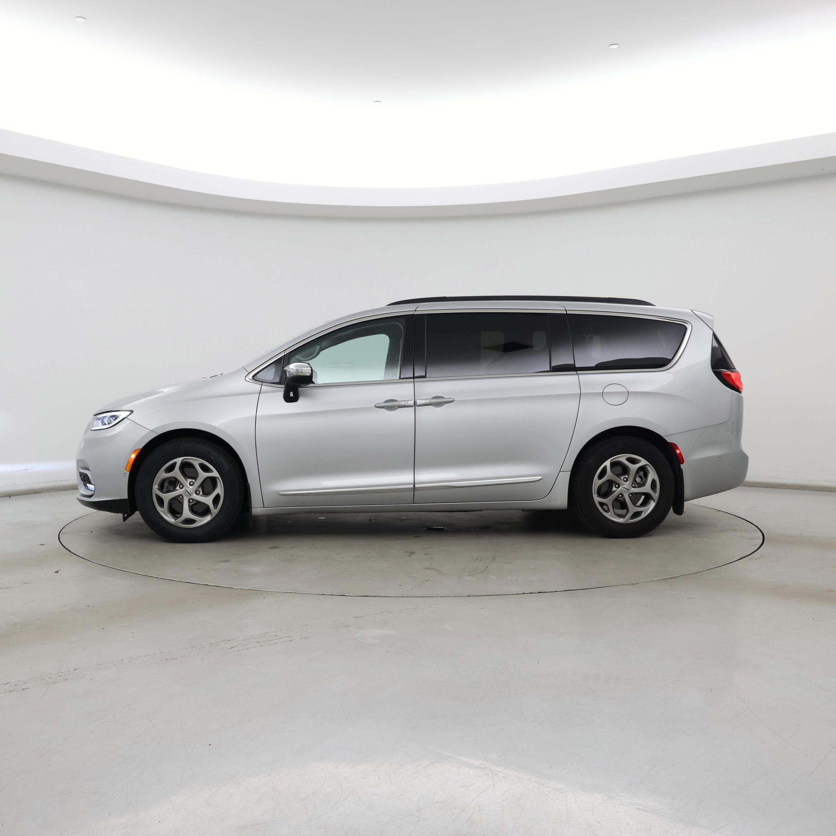 Thumbnail: 2023 Chrysler Pacifica - 3