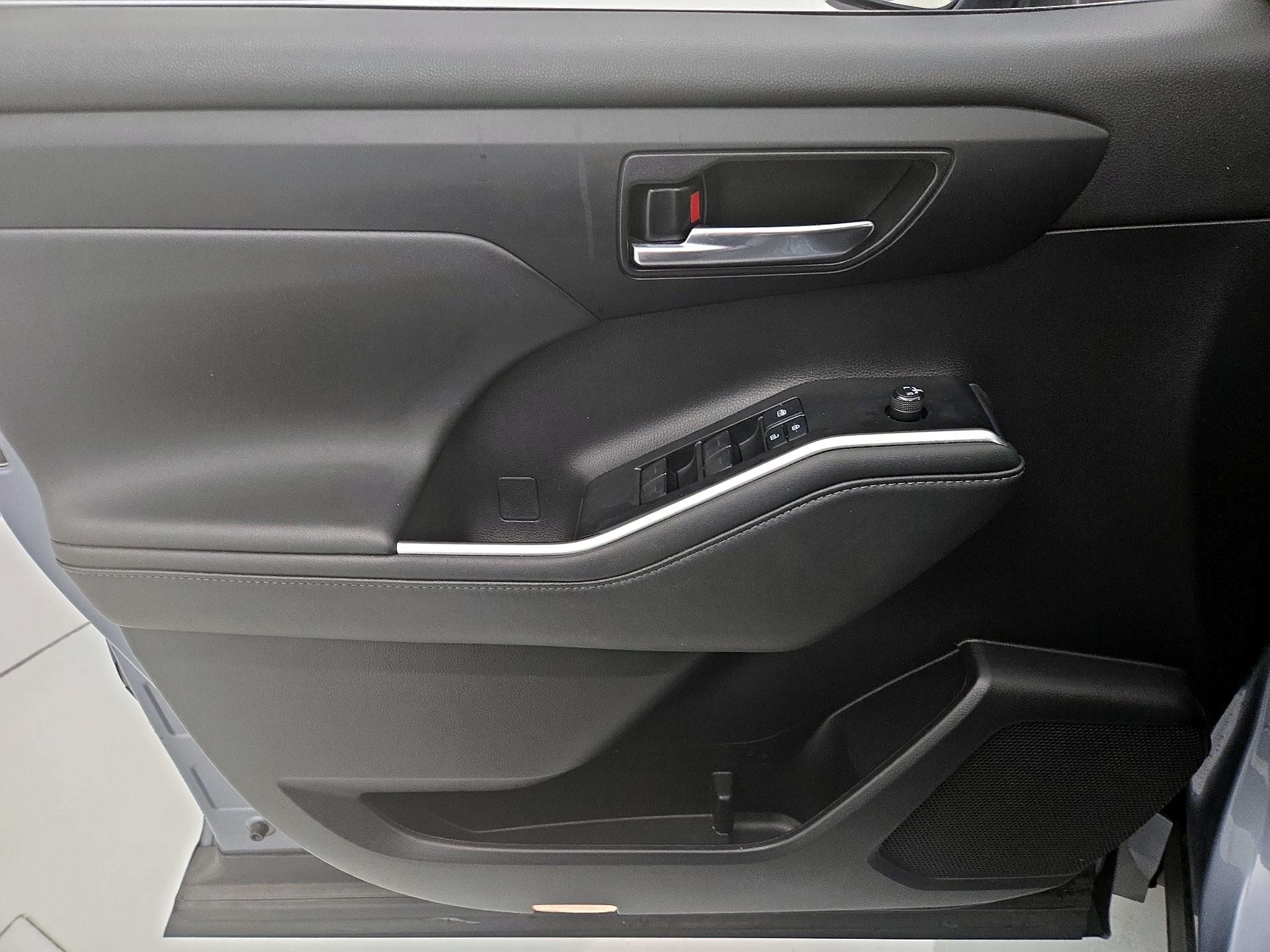 Thumbnail: 2021 Toyota Highlander - 12