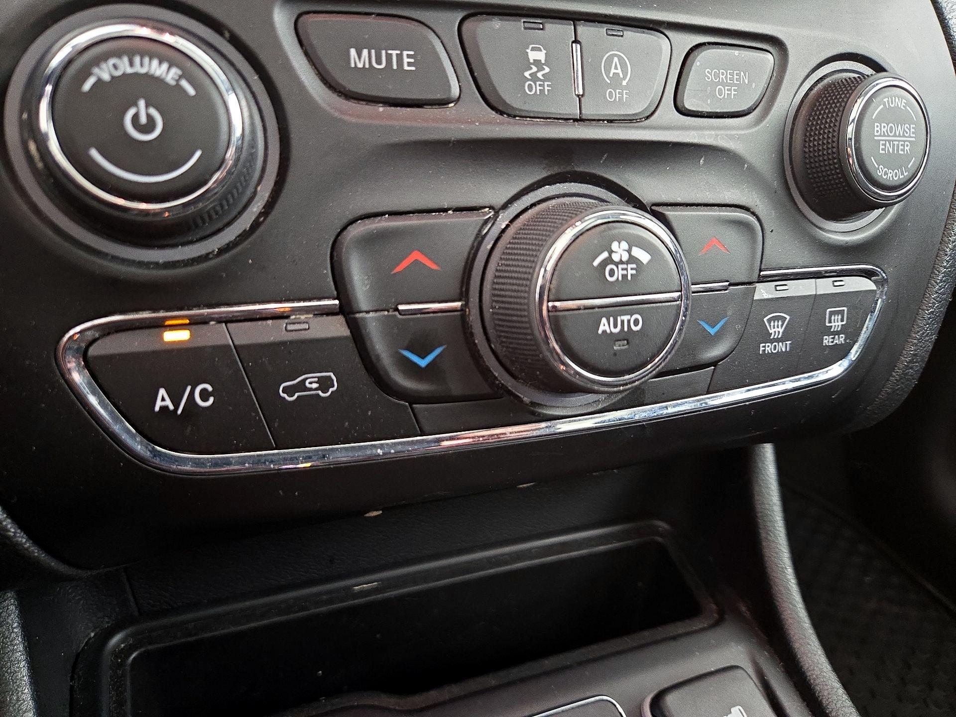 Thumbnail: 2022 Jeep Cherokee - 17