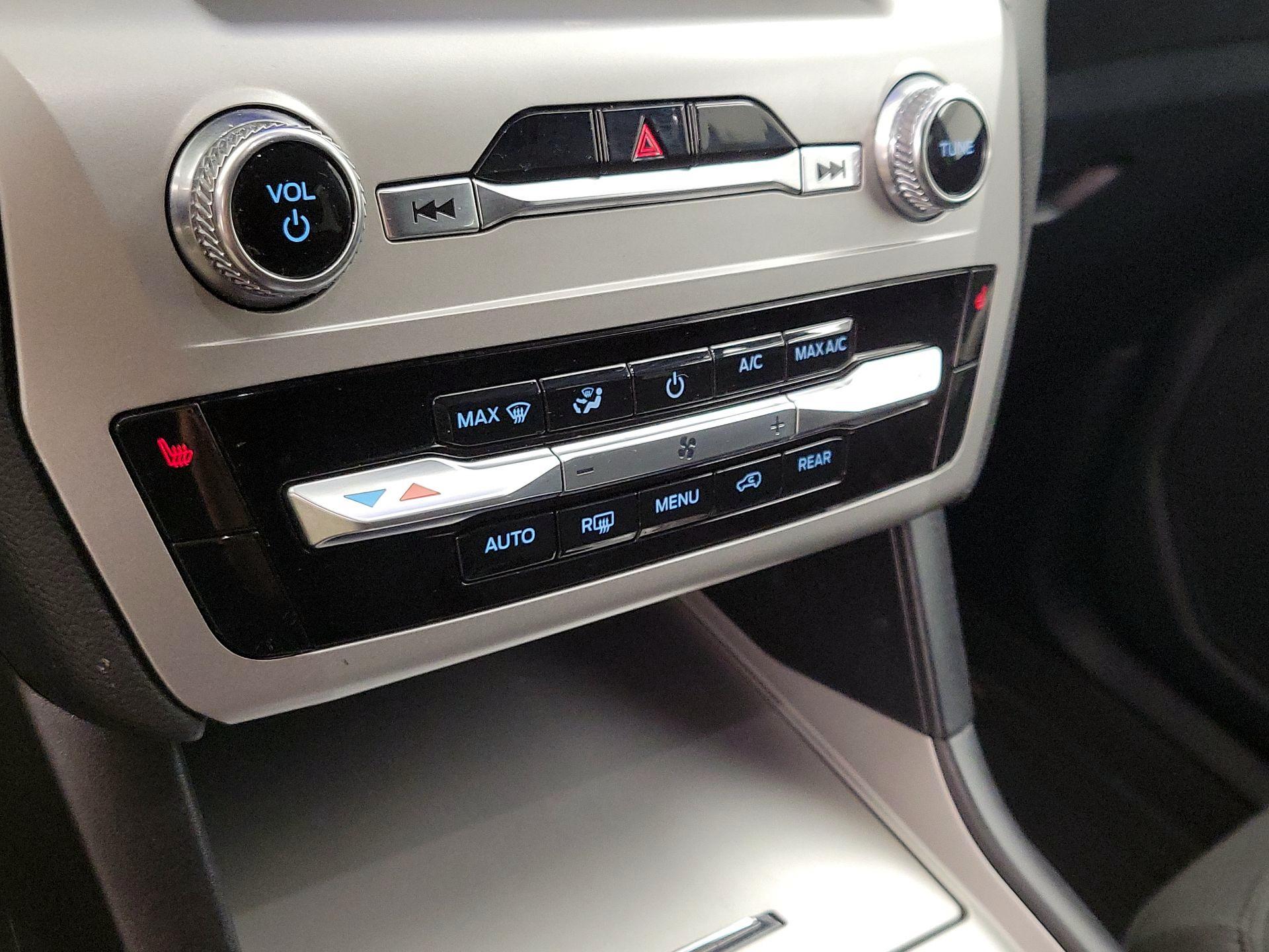 Thumbnail: 2022 Ford Explorer - 16