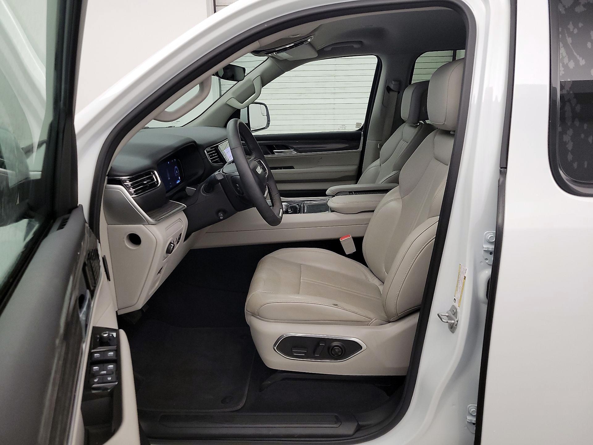 Thumbnail: 2022 Jeep Wagoneer - 11