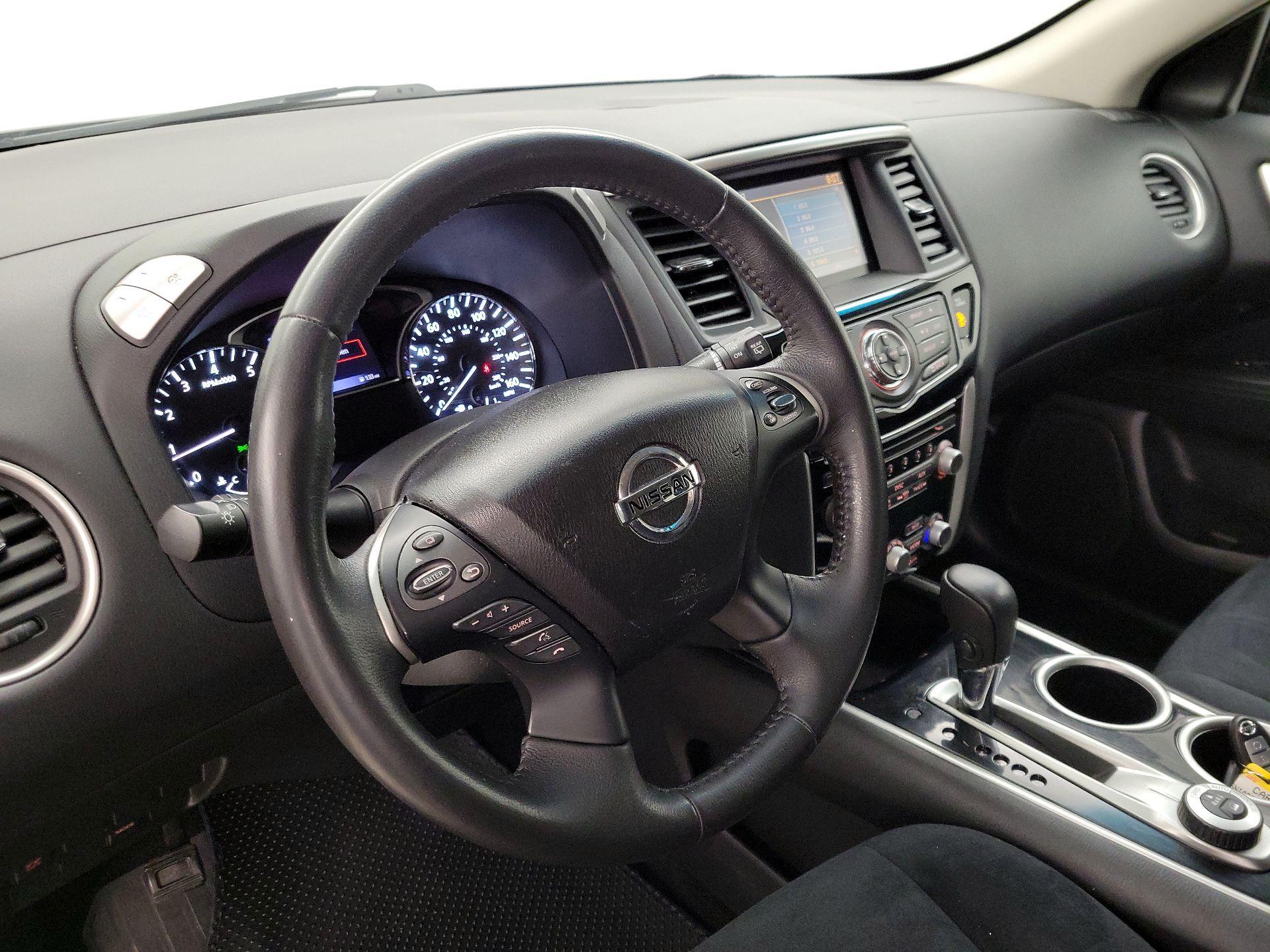 Thumbnail: 2016 Nissan Pathfinder - 9