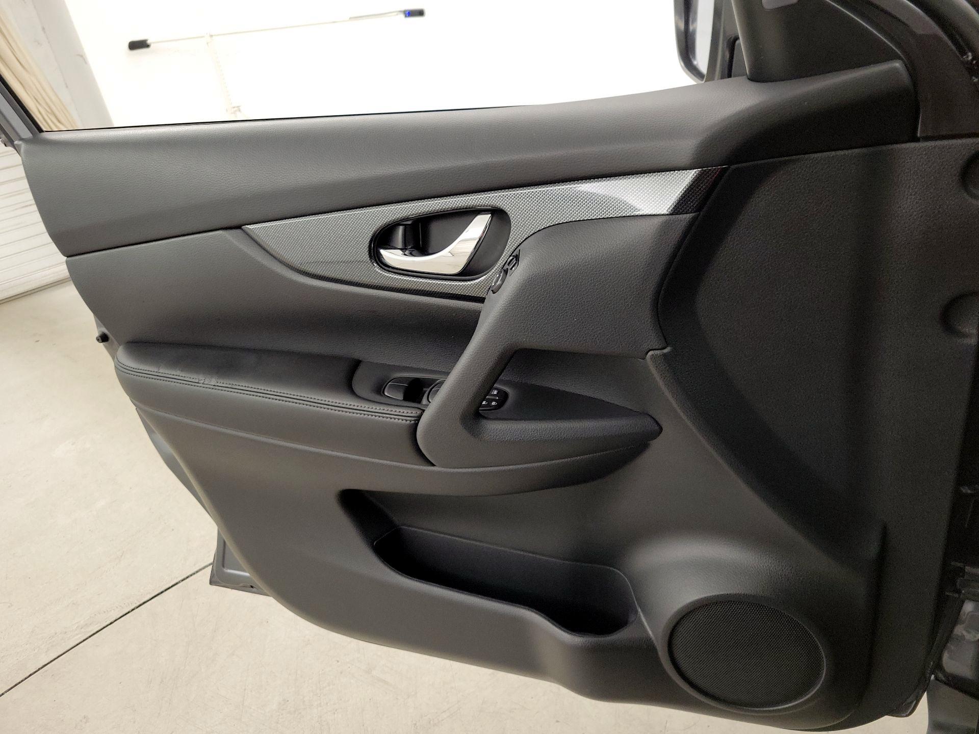 Thumbnail: 2016 Nissan Rogue - 12