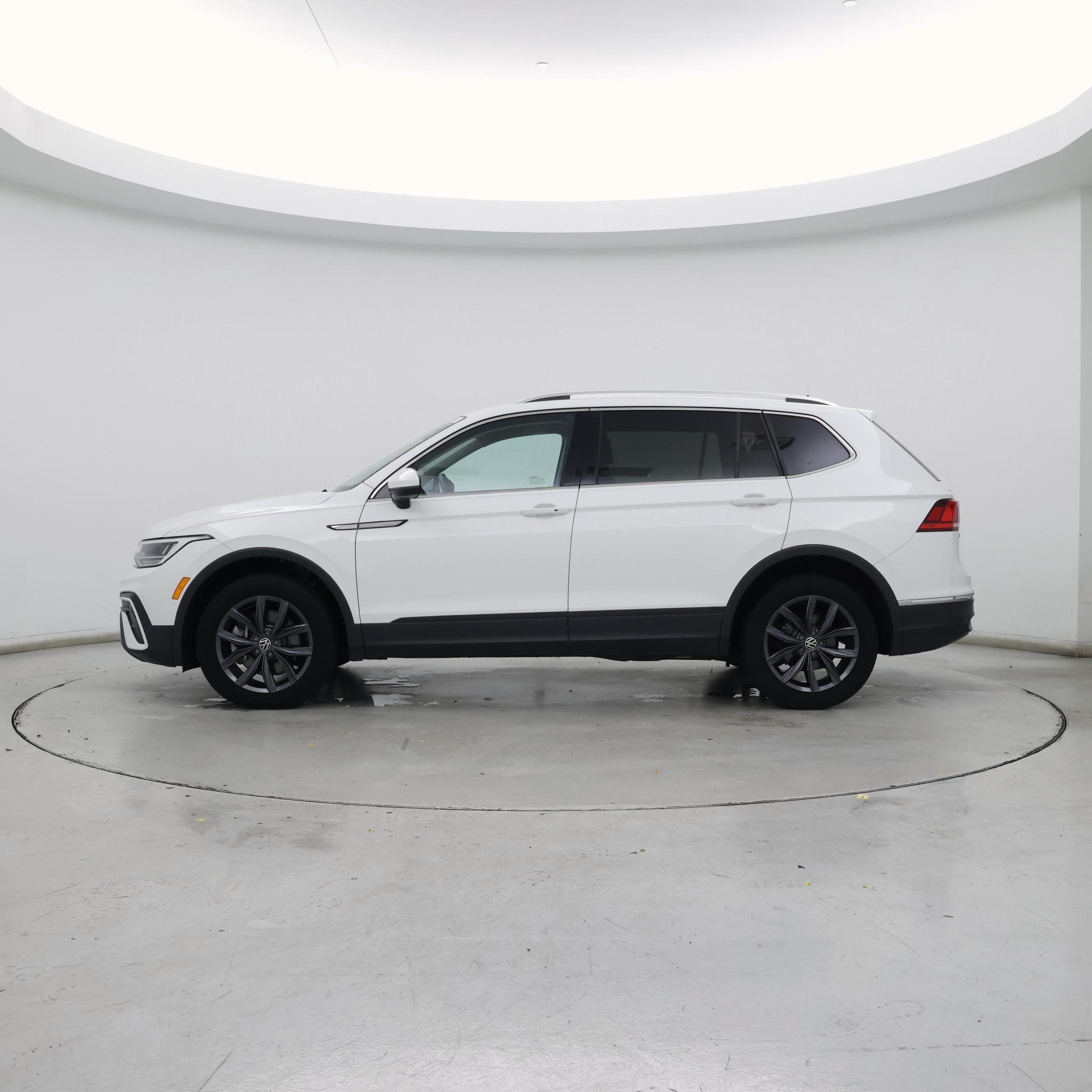 Thumbnail: 2022 Volkswagen Tiguan - 3