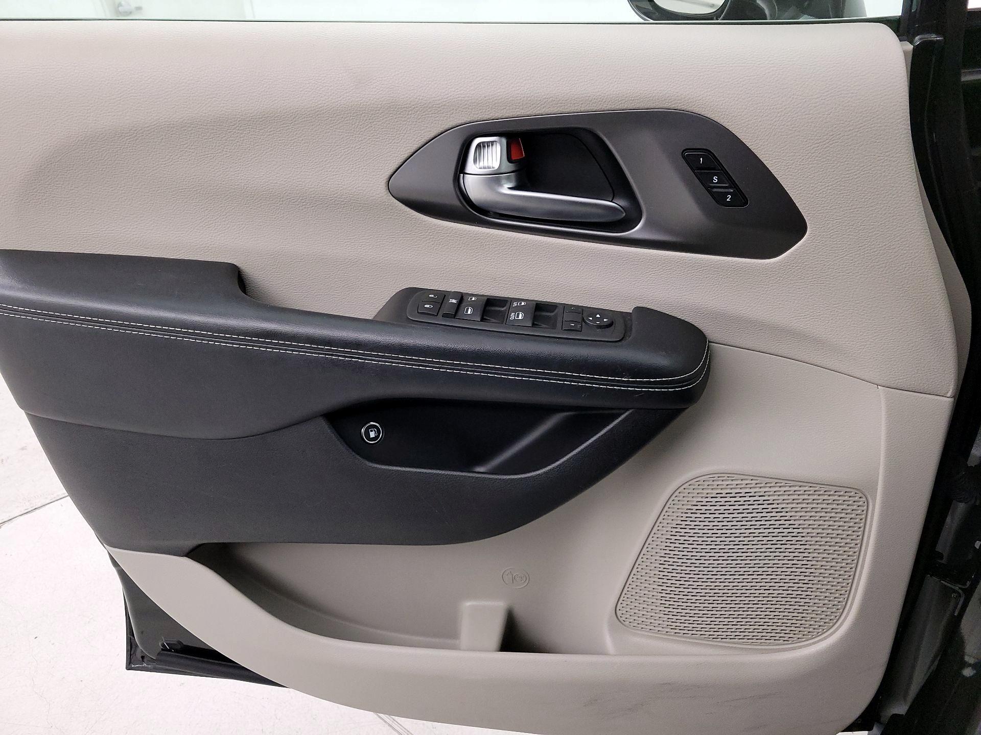 Thumbnail: 2022 Chrysler Pacifica - 12