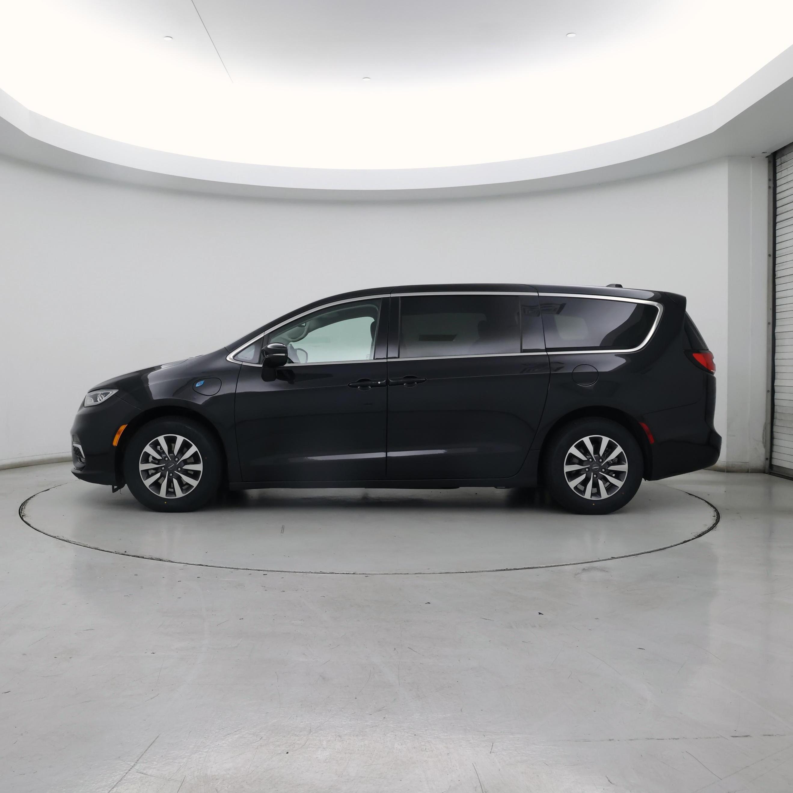 Thumbnail: 2022 Chrysler Pacifica - 3