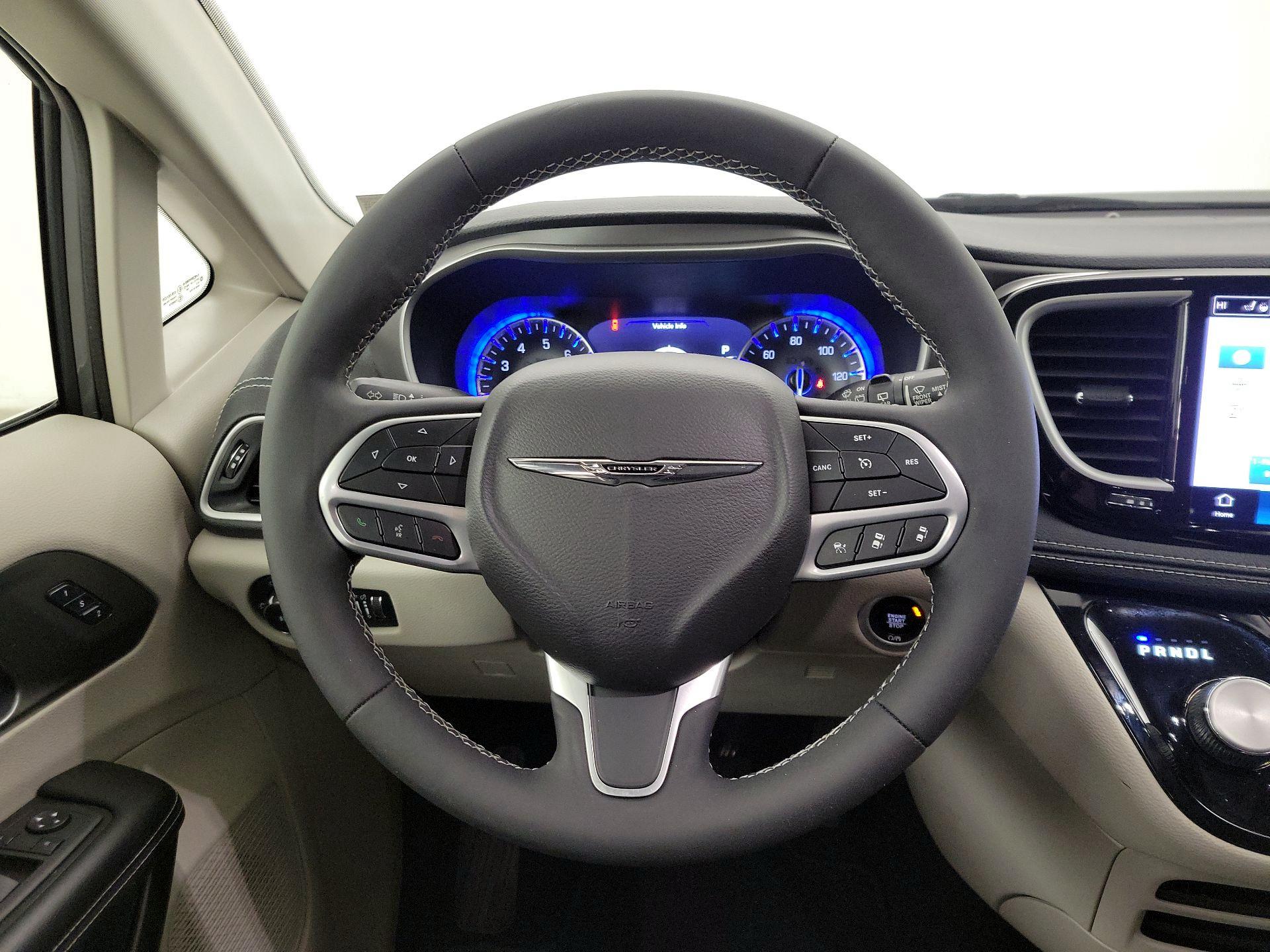 Thumbnail: 2022 Chrysler Pacifica - 10