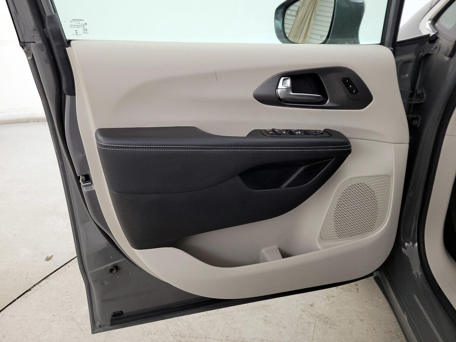 Thumbnail: 2022 Chrysler Pacifica - 12