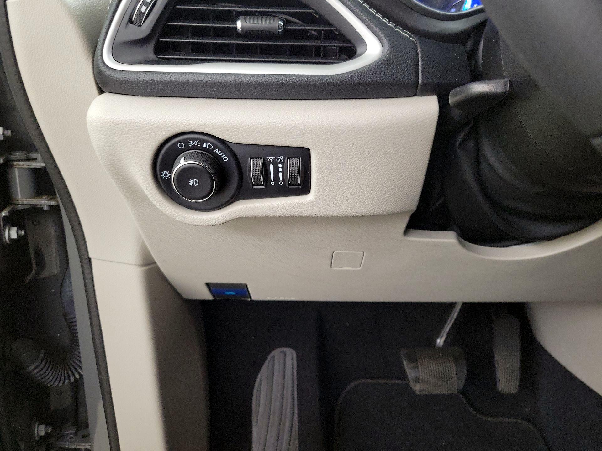 Thumbnail: 2022 Chrysler Pacifica - 13