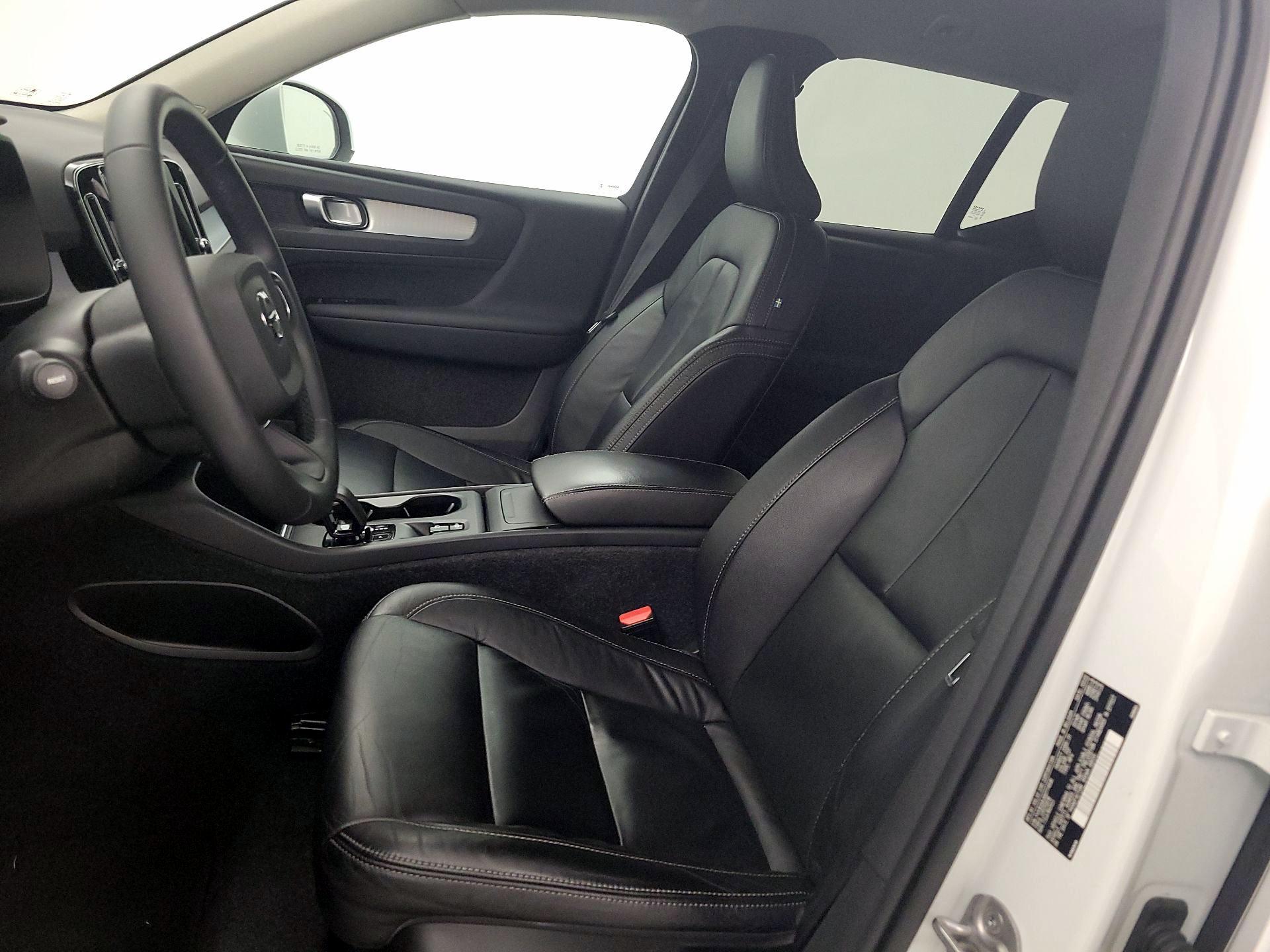 Thumbnail: 2022 Volvo XC40 - 11