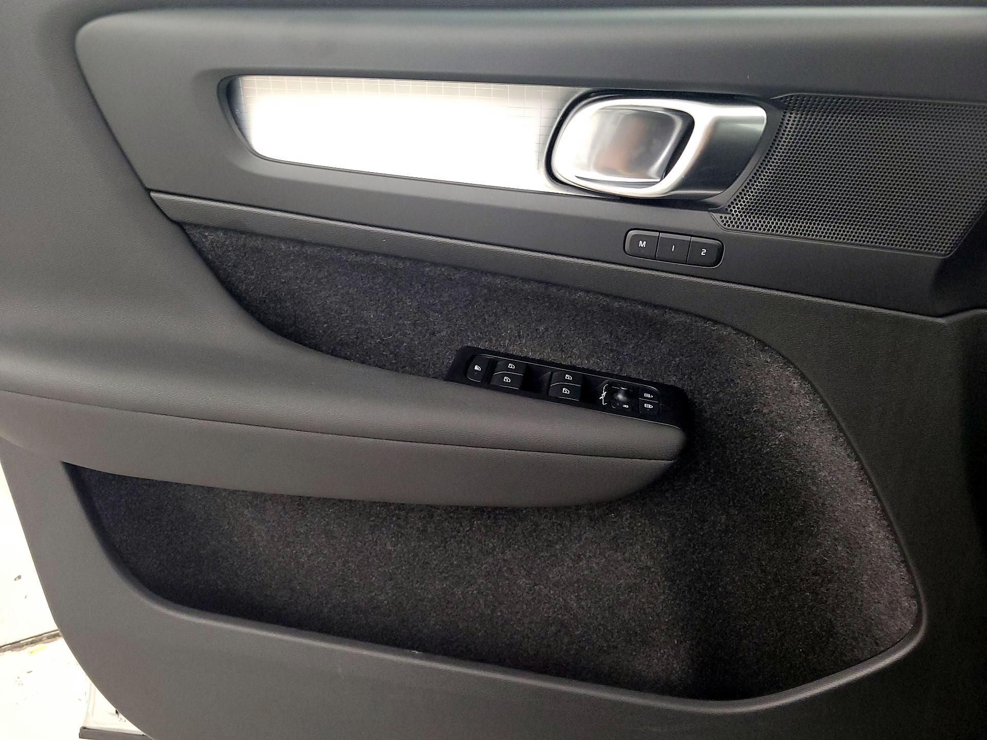 Thumbnail: 2022 Volvo XC40 - 12