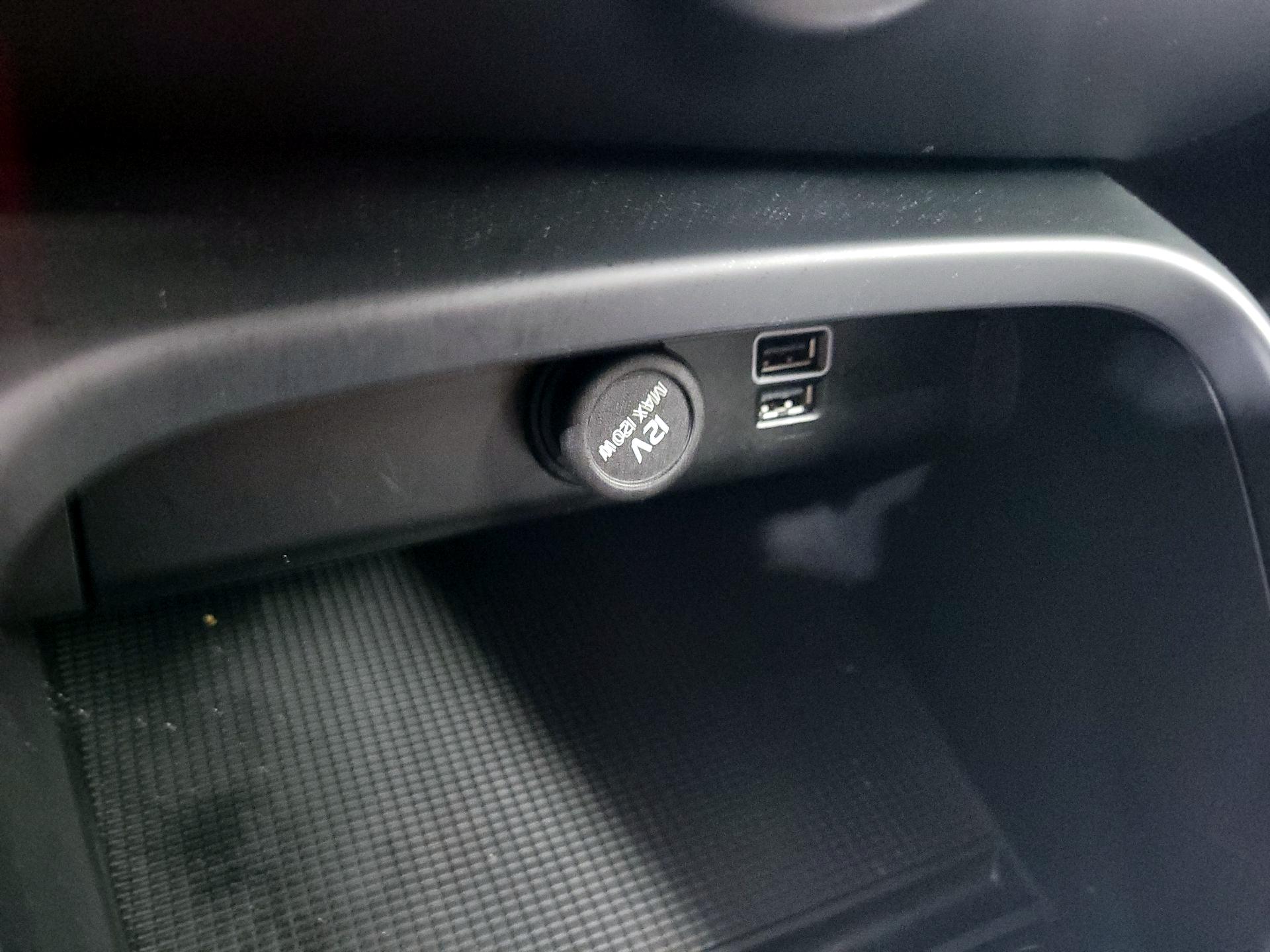 Thumbnail: 2022 Volvo XC40 - 18