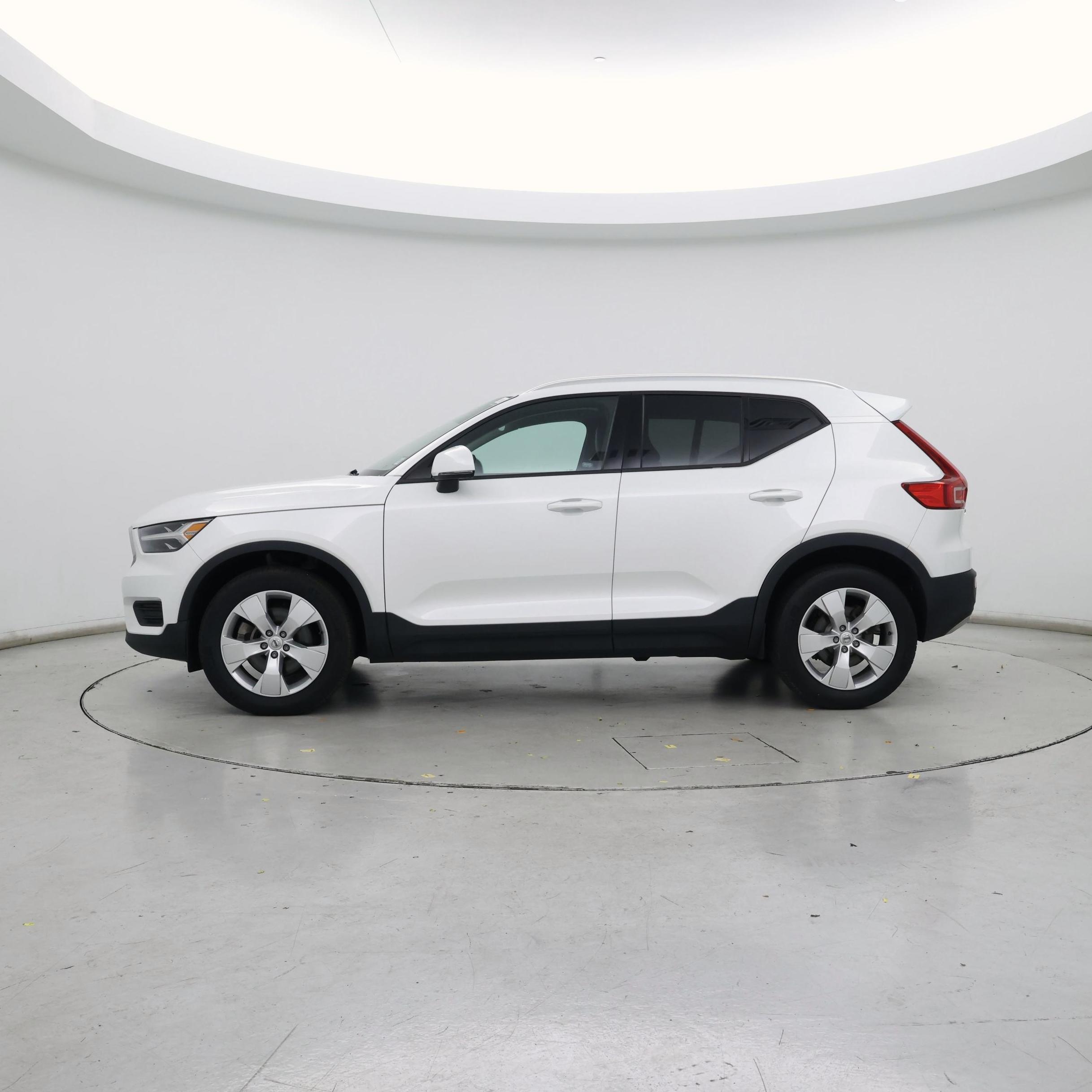 Thumbnail: 2022 Volvo XC40 - 3