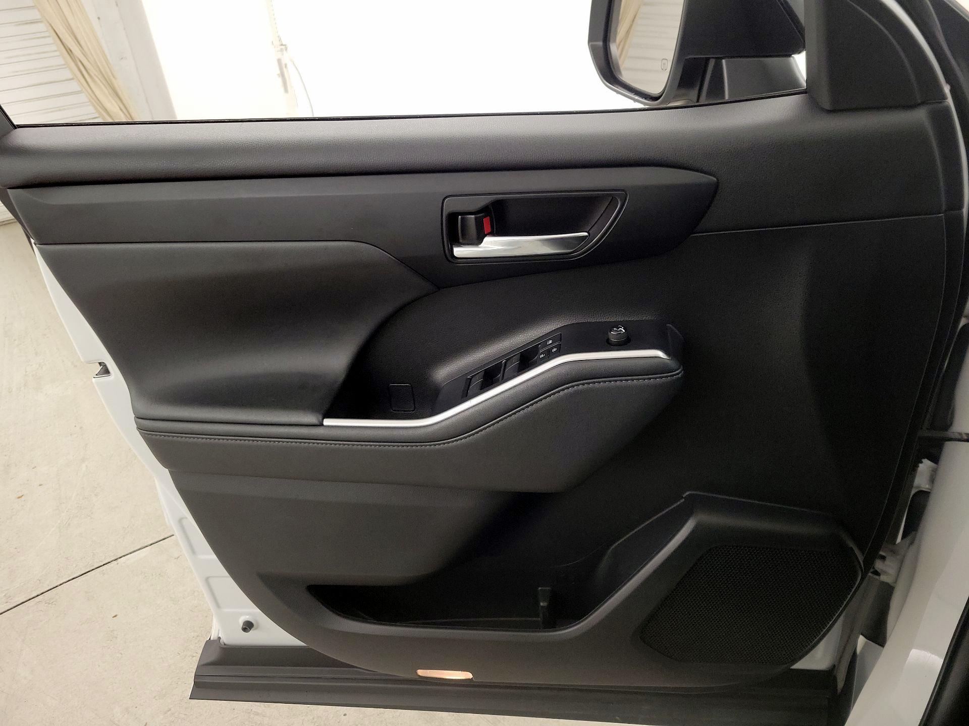 Thumbnail: 2022 Toyota Highlander - 12