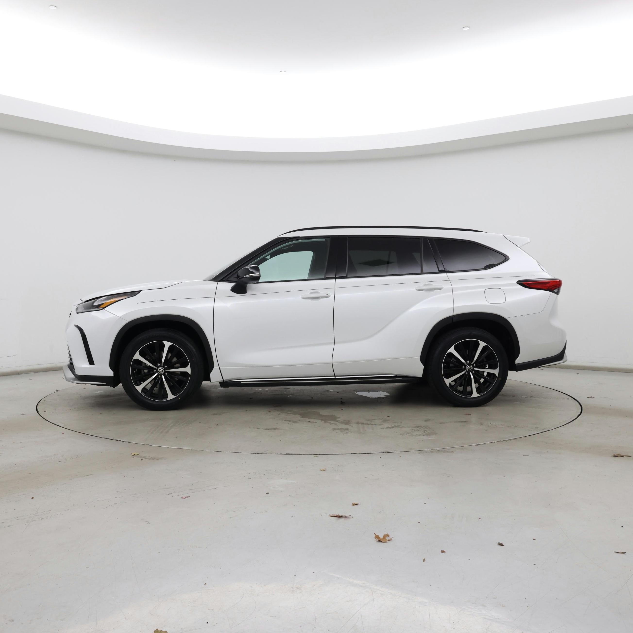Thumbnail: 2022 Toyota Highlander - 3