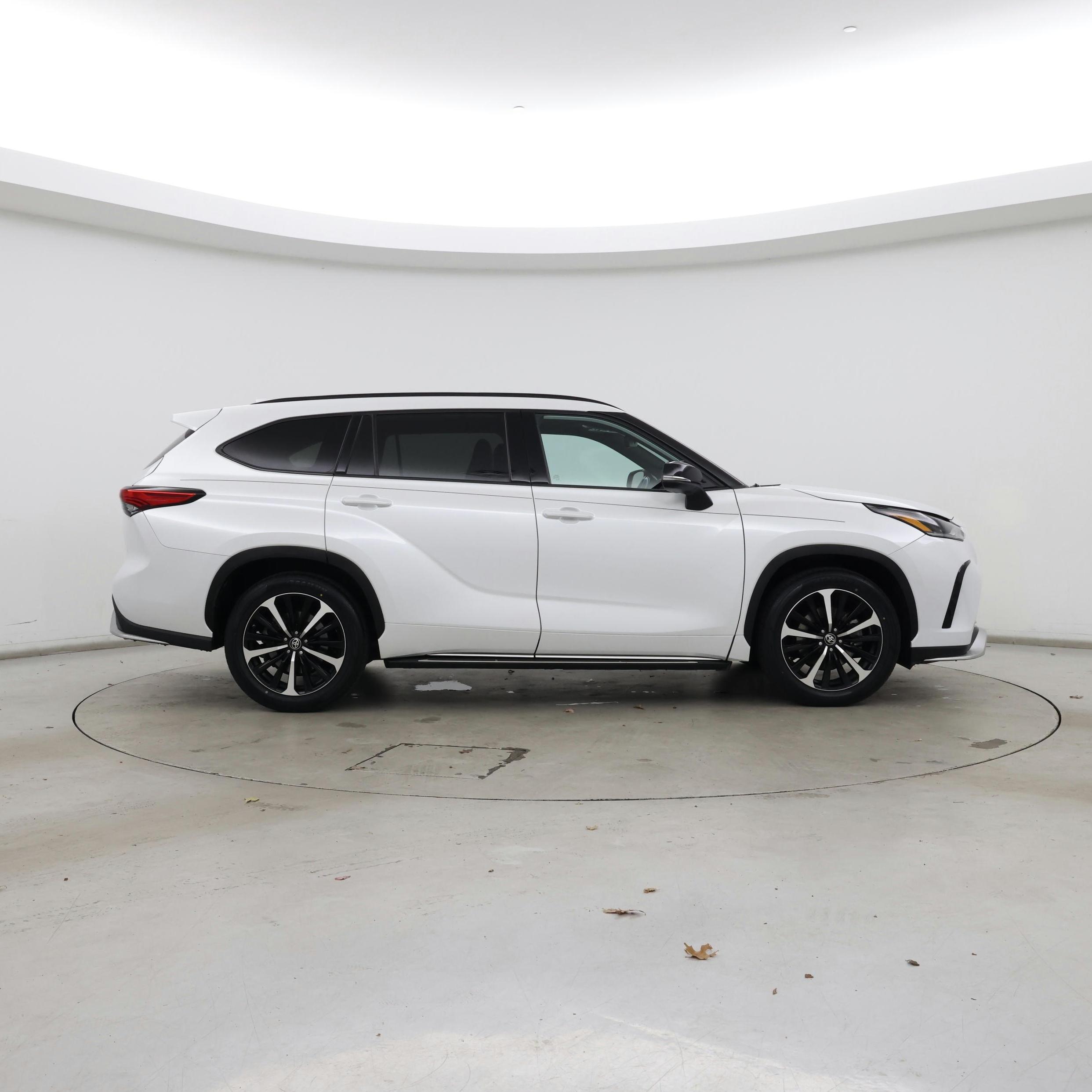 Thumbnail: 2022 Toyota Highlander - 7