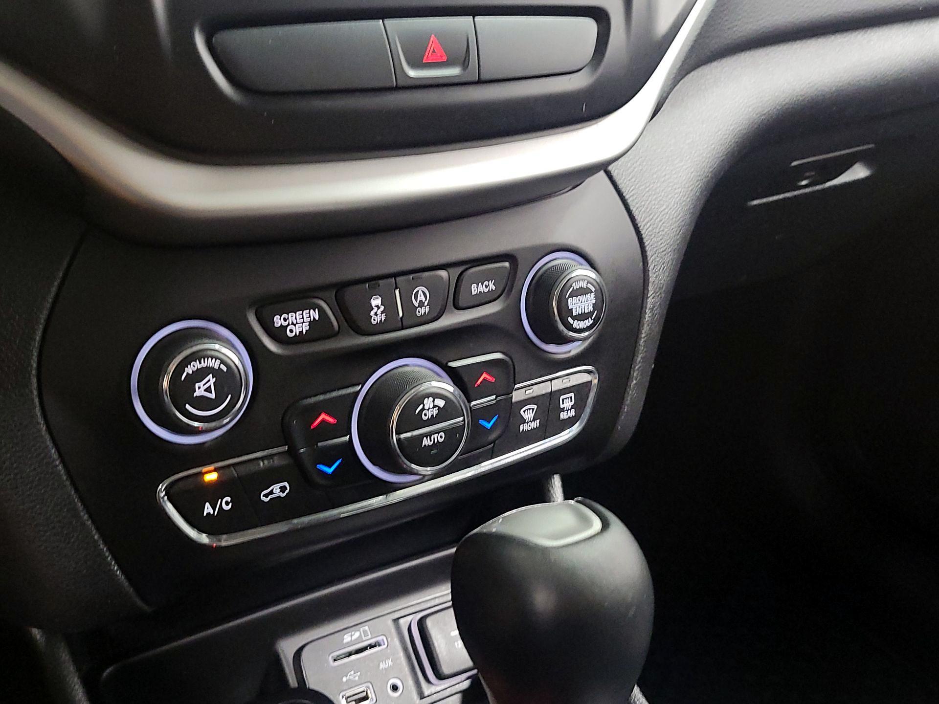 Thumbnail: 2016 Jeep Cherokee - 15