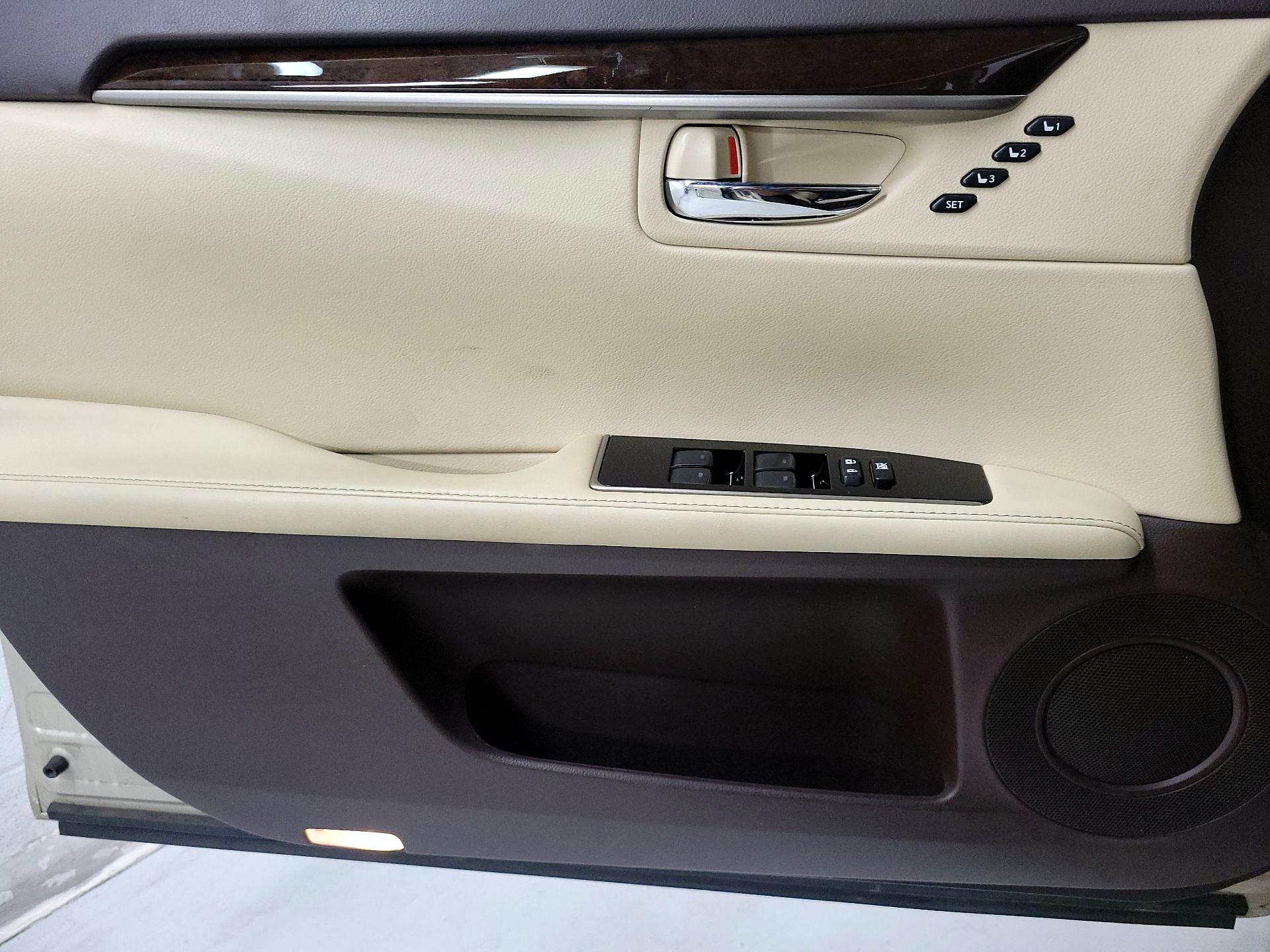 Thumbnail: 2016 Lexus ES - 12