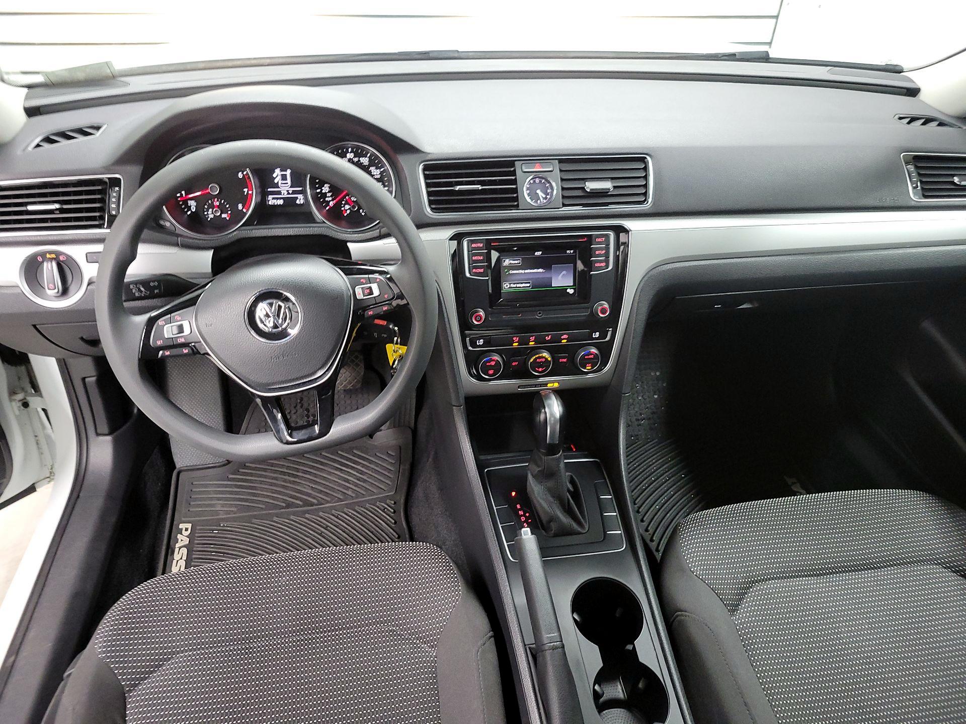 Thumbnail: 2016 Volkswagen Passat - 9