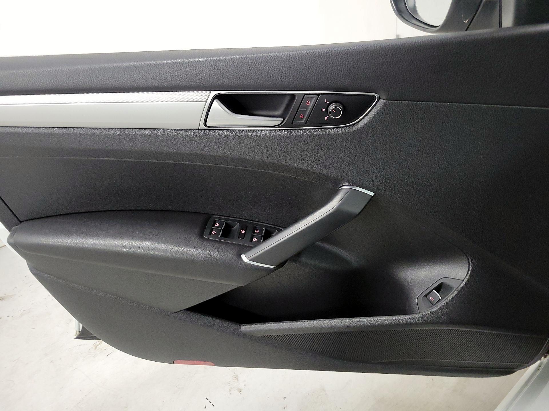 Thumbnail: 2016 Volkswagen Passat - 12