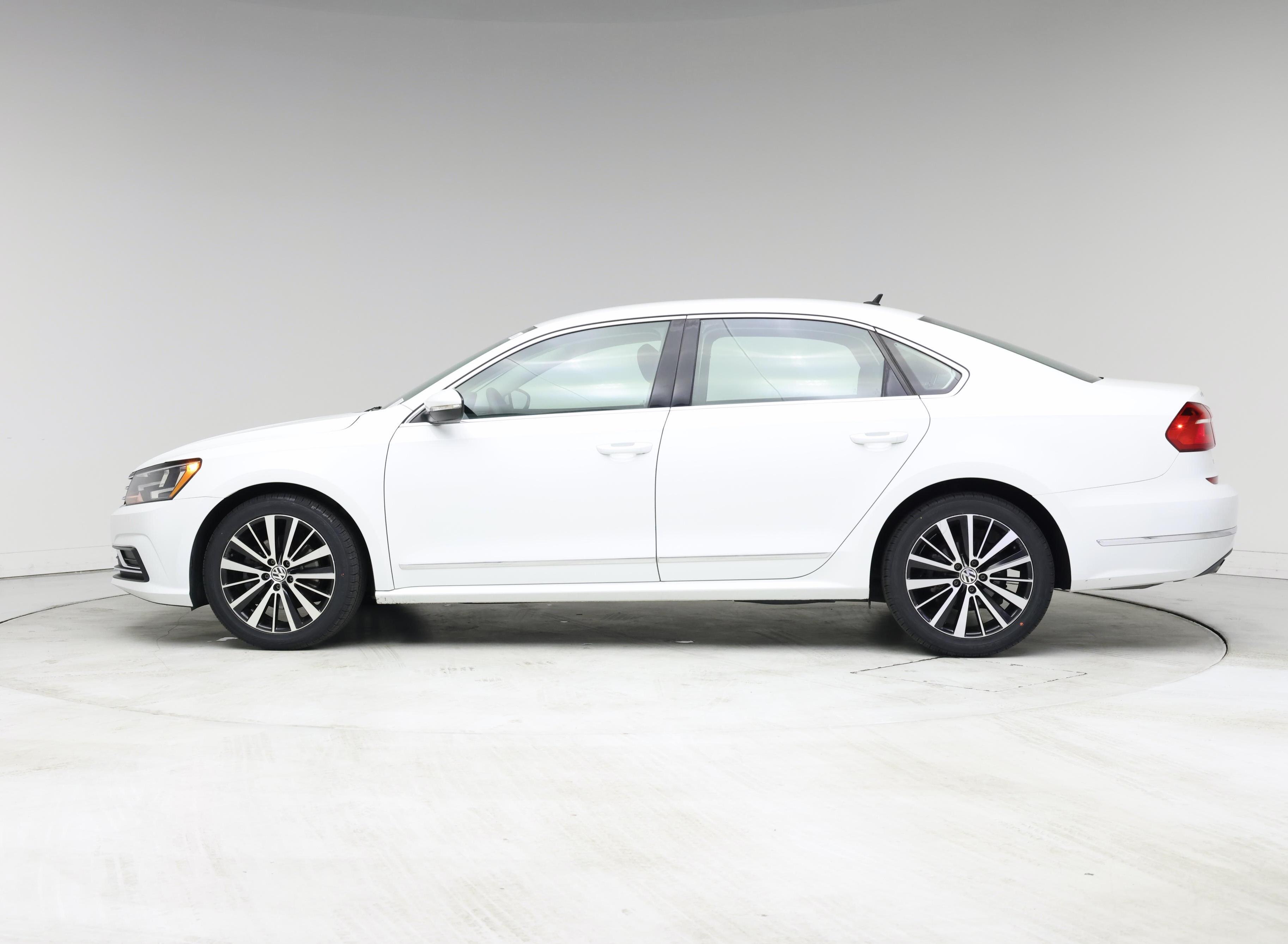 Thumbnail: 2016 Volkswagen Passat - 3