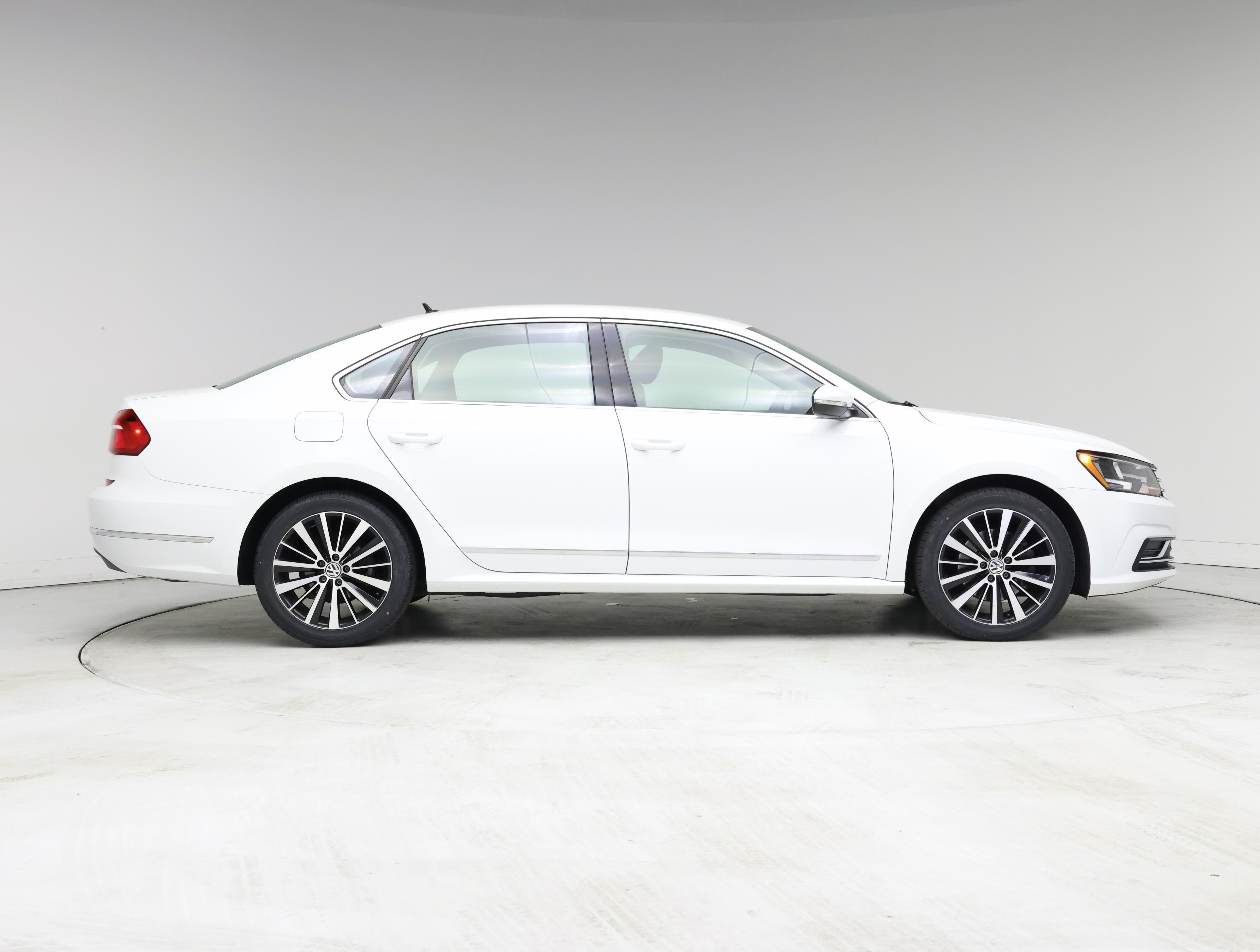 Thumbnail: 2016 Volkswagen Passat - 7