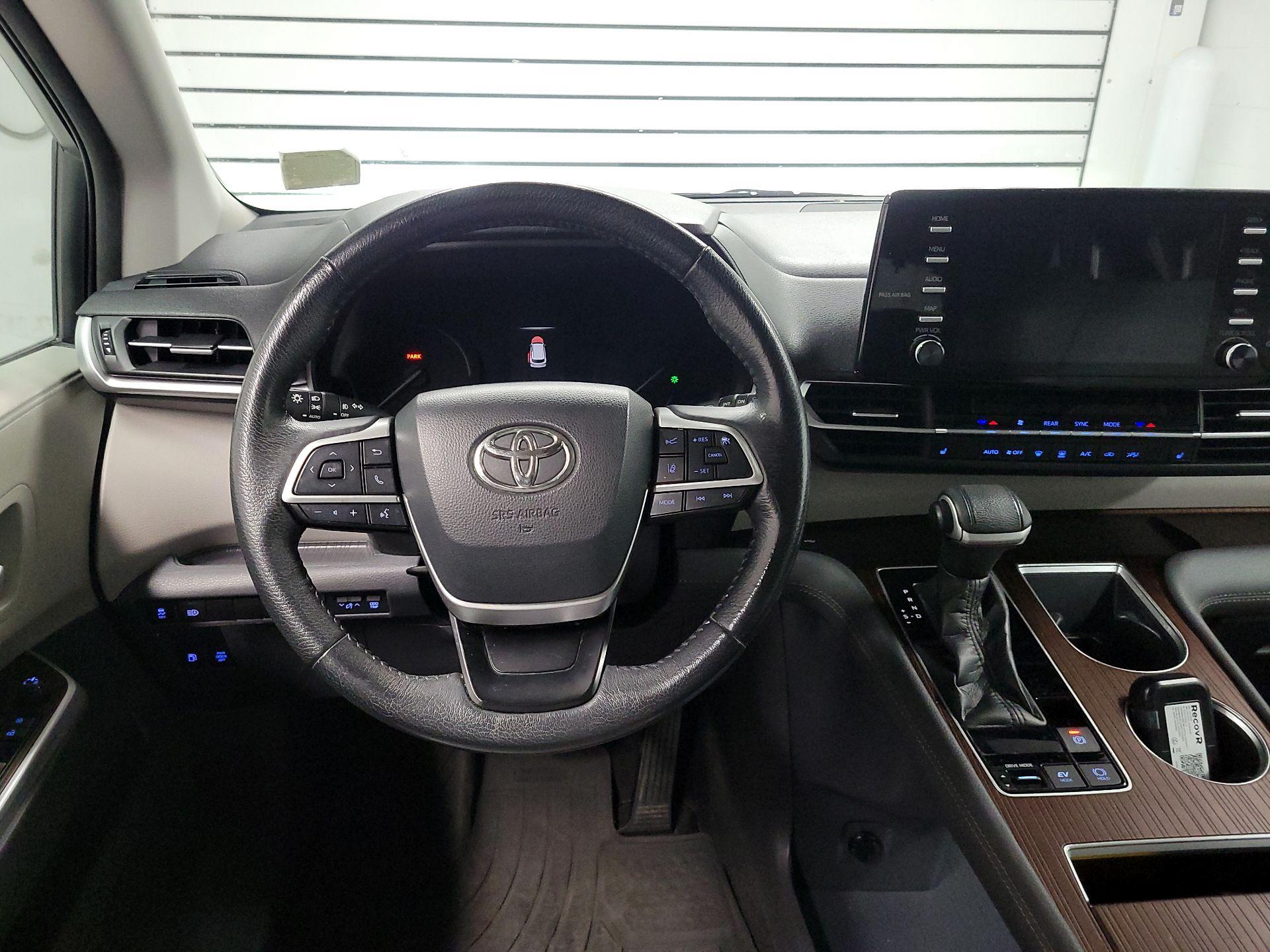 Thumbnail: 2021 Toyota Sienna - 10
