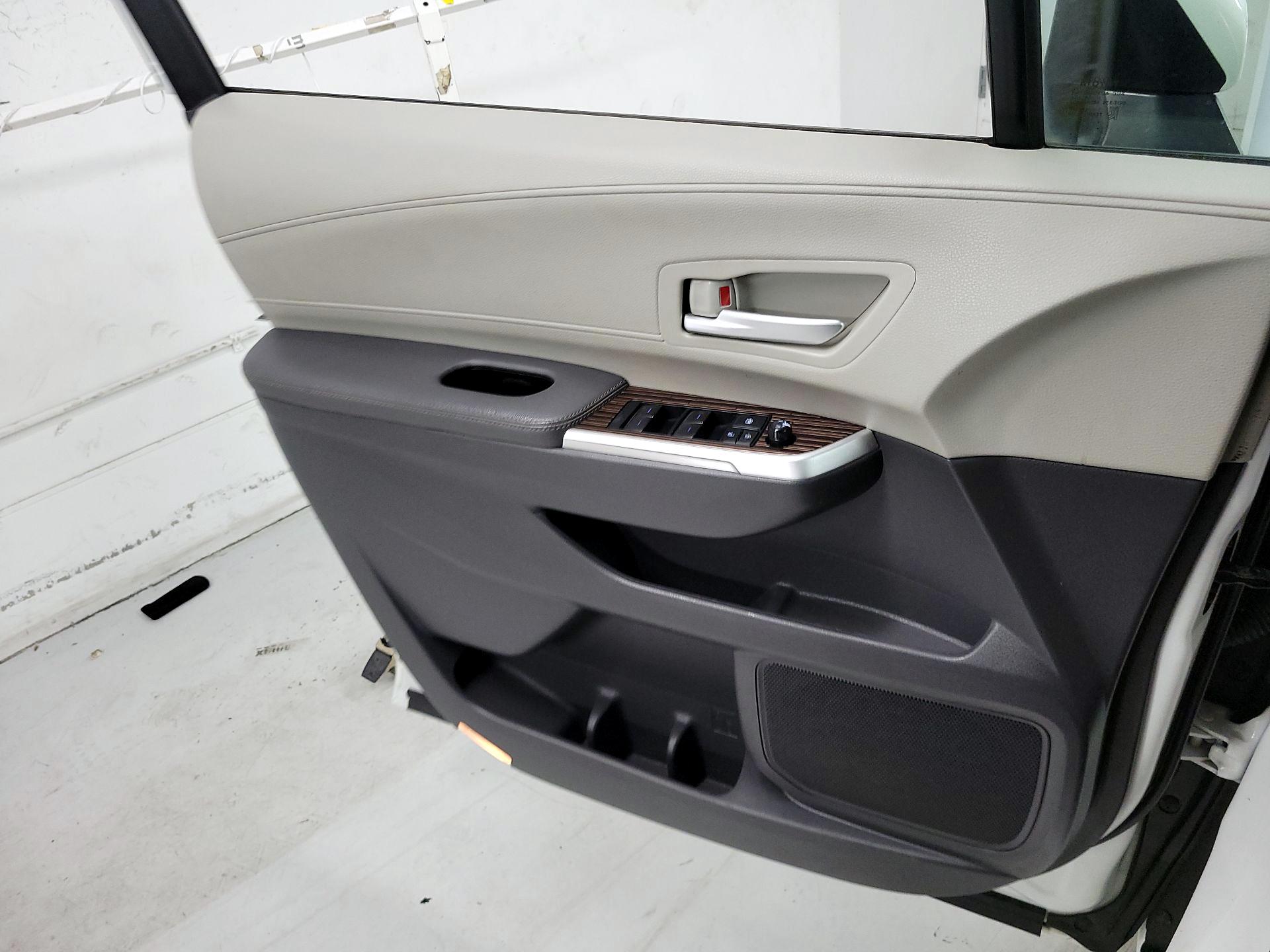 Thumbnail: 2021 Toyota Sienna - 12