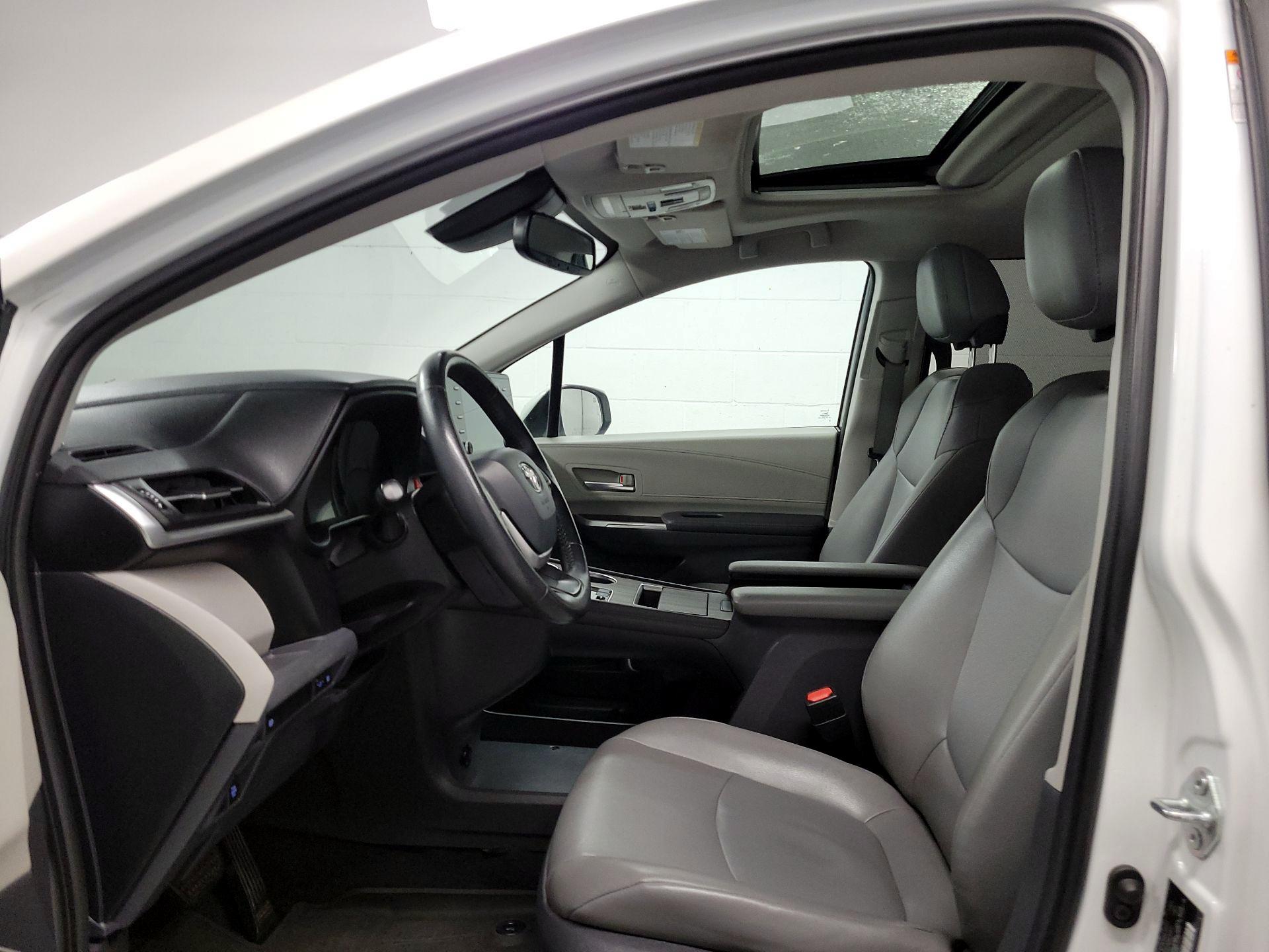 Thumbnail: 2021 Toyota Sienna - 18