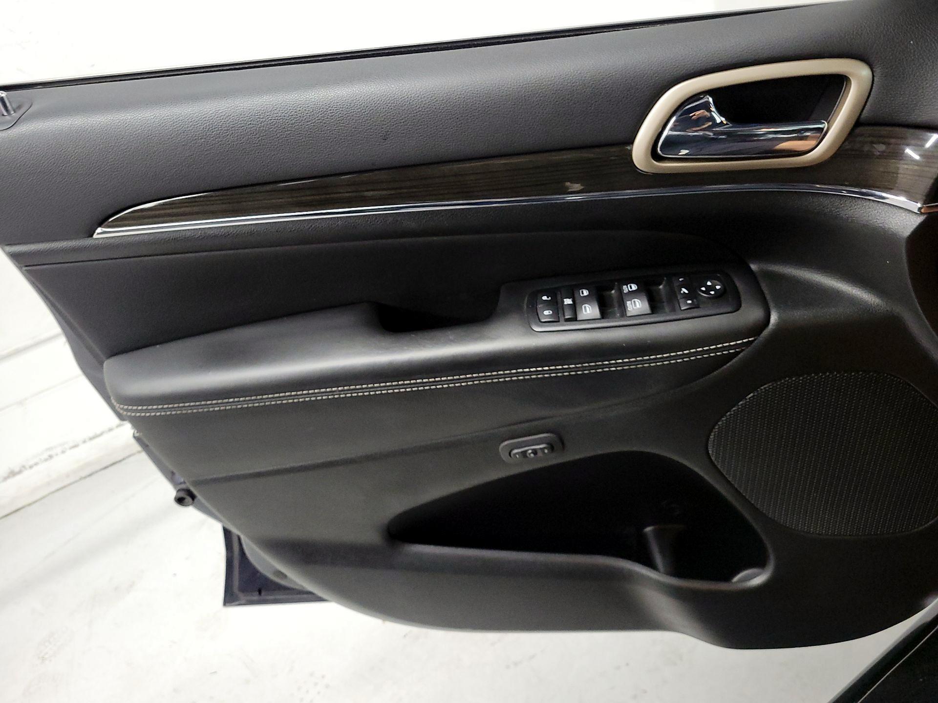 Thumbnail: 2015 Jeep Grand Cherokee - 12