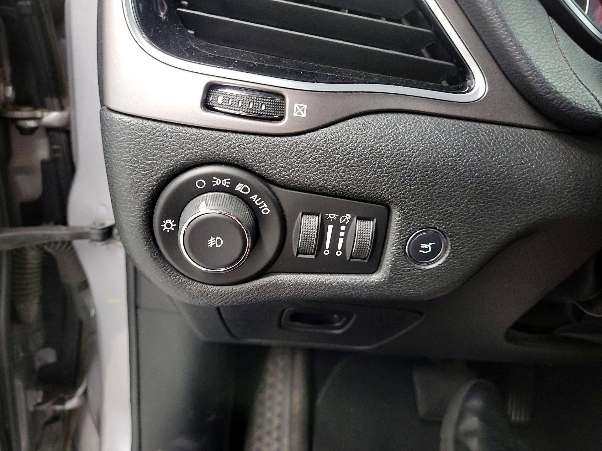 Thumbnail: 2019 Jeep Cherokee - 13