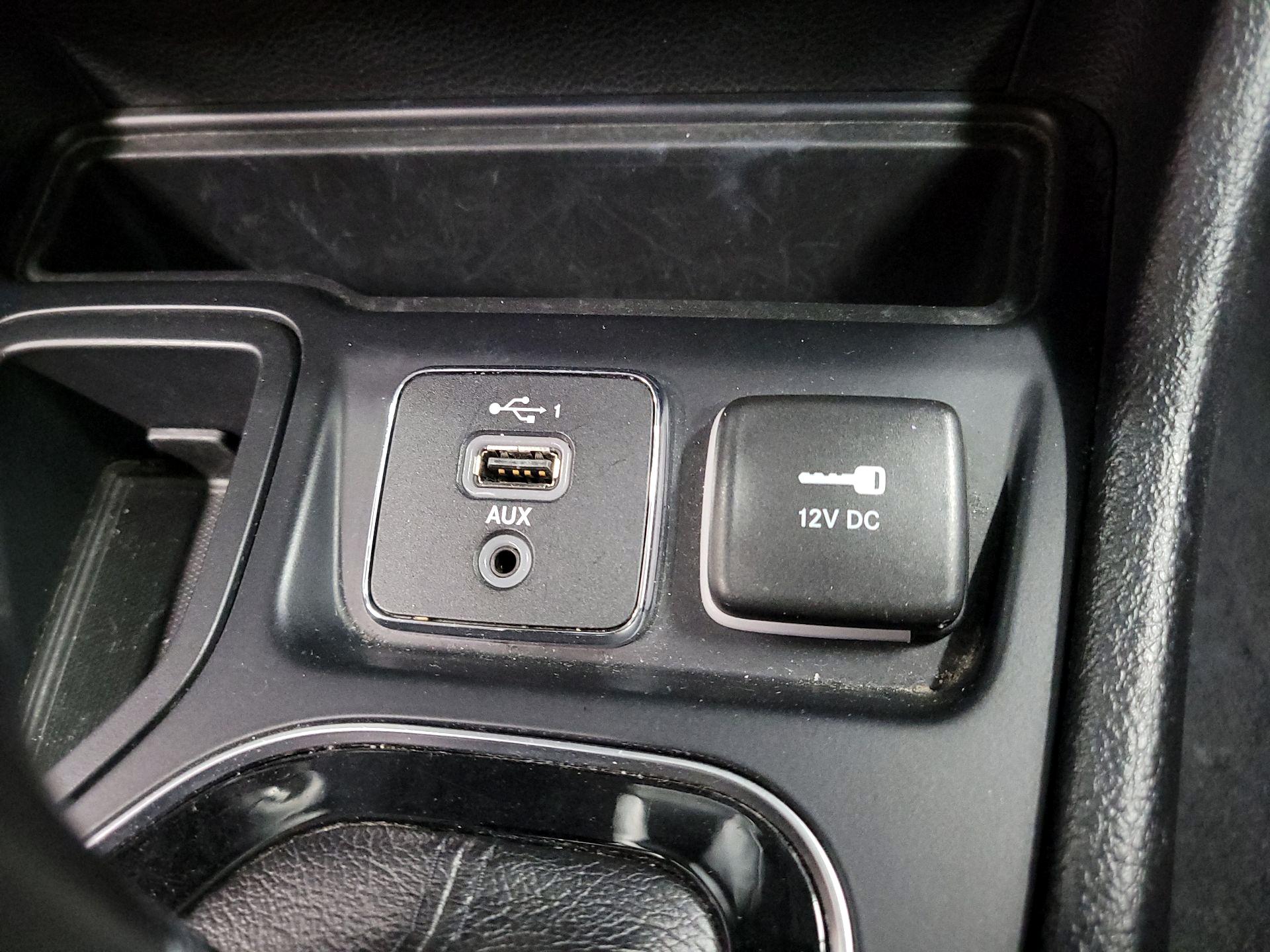 Thumbnail: 2019 Jeep Cherokee - 18