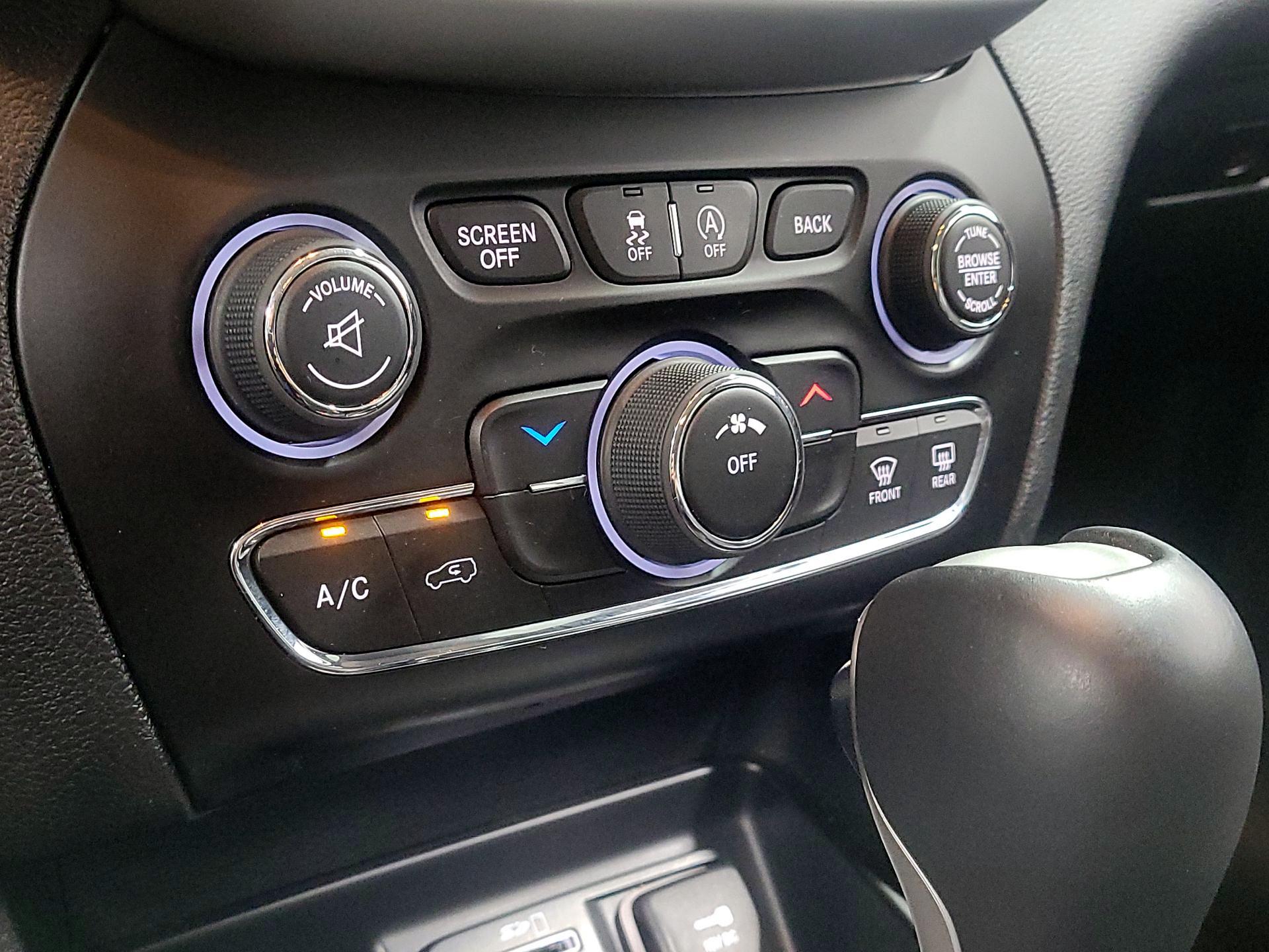 Thumbnail: 2015 Jeep Cherokee - 14