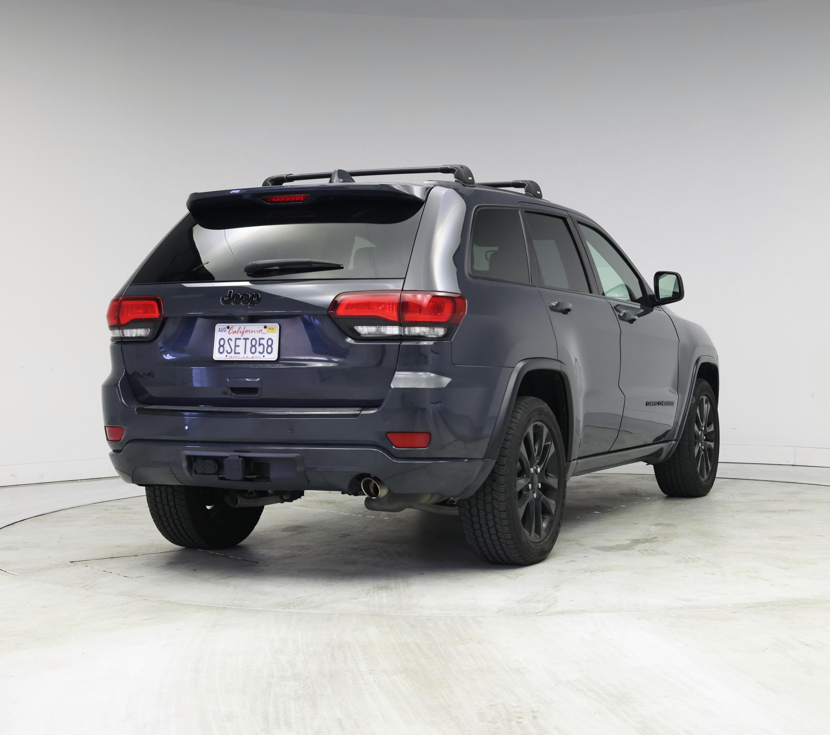 Thumbnail: 2017 Jeep Grand Cherokee - 8