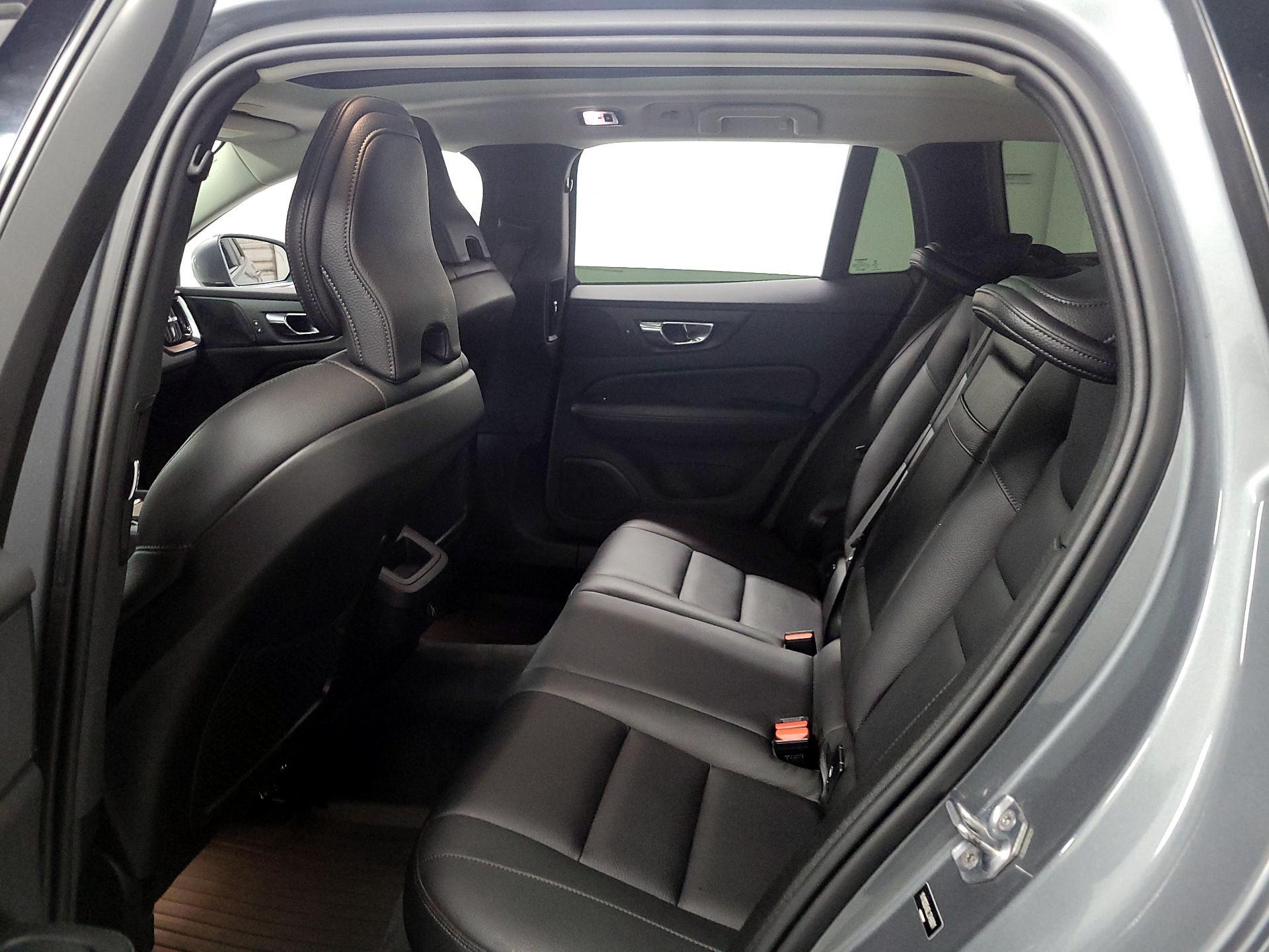 Thumbnail: 2020 Volvo V60 - 17