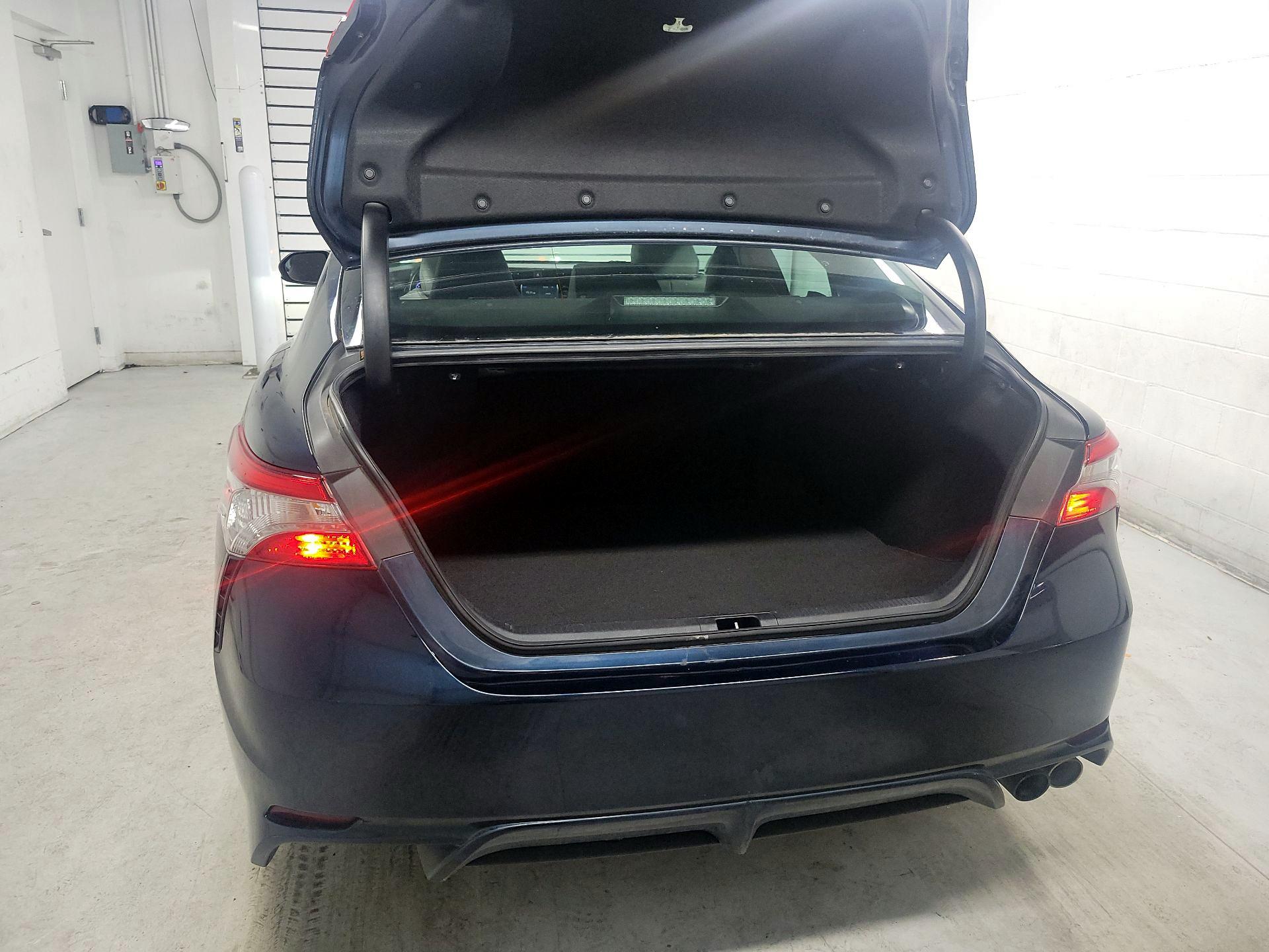 Thumbnail: 2019 Toyota Camry - 18