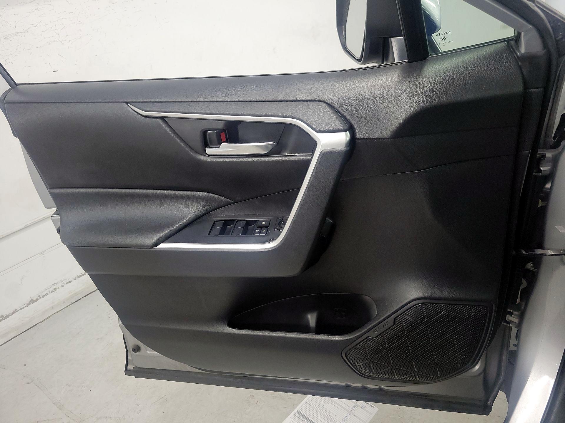 Thumbnail: 2020 Toyota RAV4 - 12