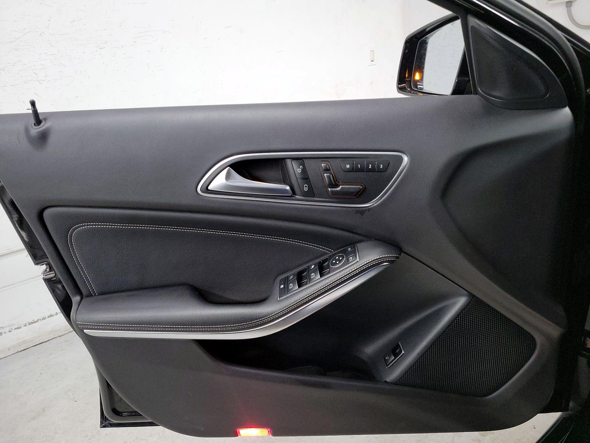 Thumbnail: 2016 Mercedes-Benz GLA - 12