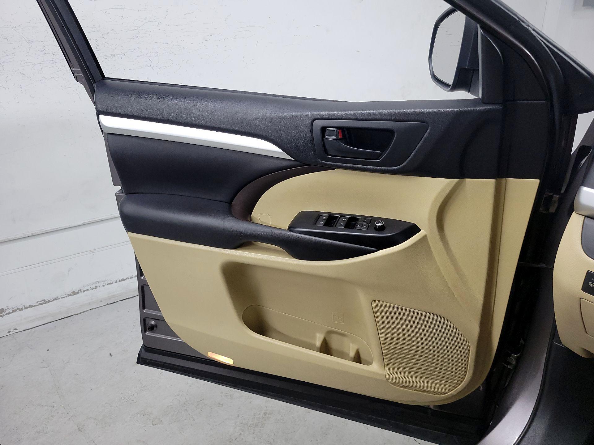 Thumbnail: 2016 Toyota Highlander - 12